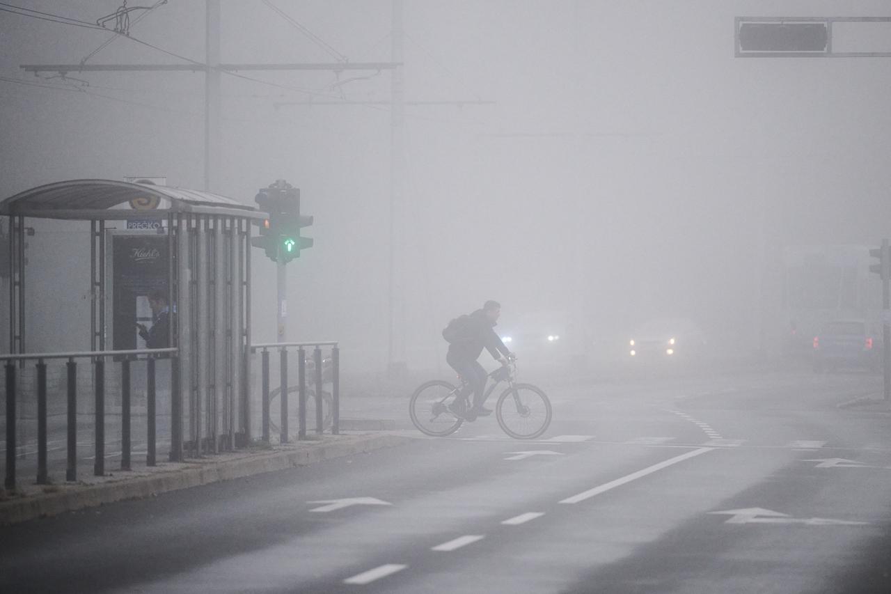 Zagreb: Gusta magla u gradu otežava promet i vozačima i pješacima