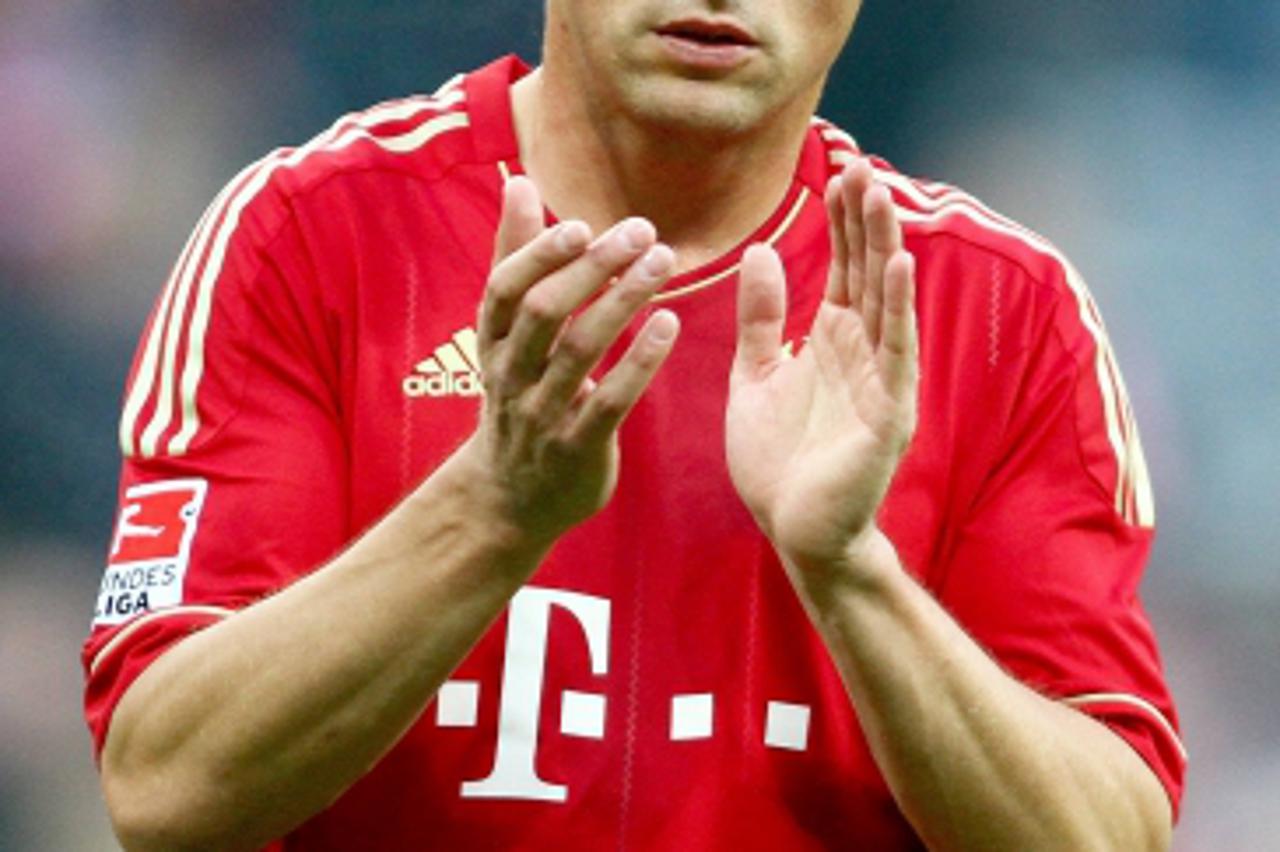 '29.10.2011, Allianz Arena, Muenchen, GER, 1.FBL,  FC Bayern Muenchen vs 1. FC Nuernberg, im Bild Ivica Olic (Bayern #11) bedankt sich bei den Fans // during the match FC Bayern Muenchen vs 1. FC Nuer