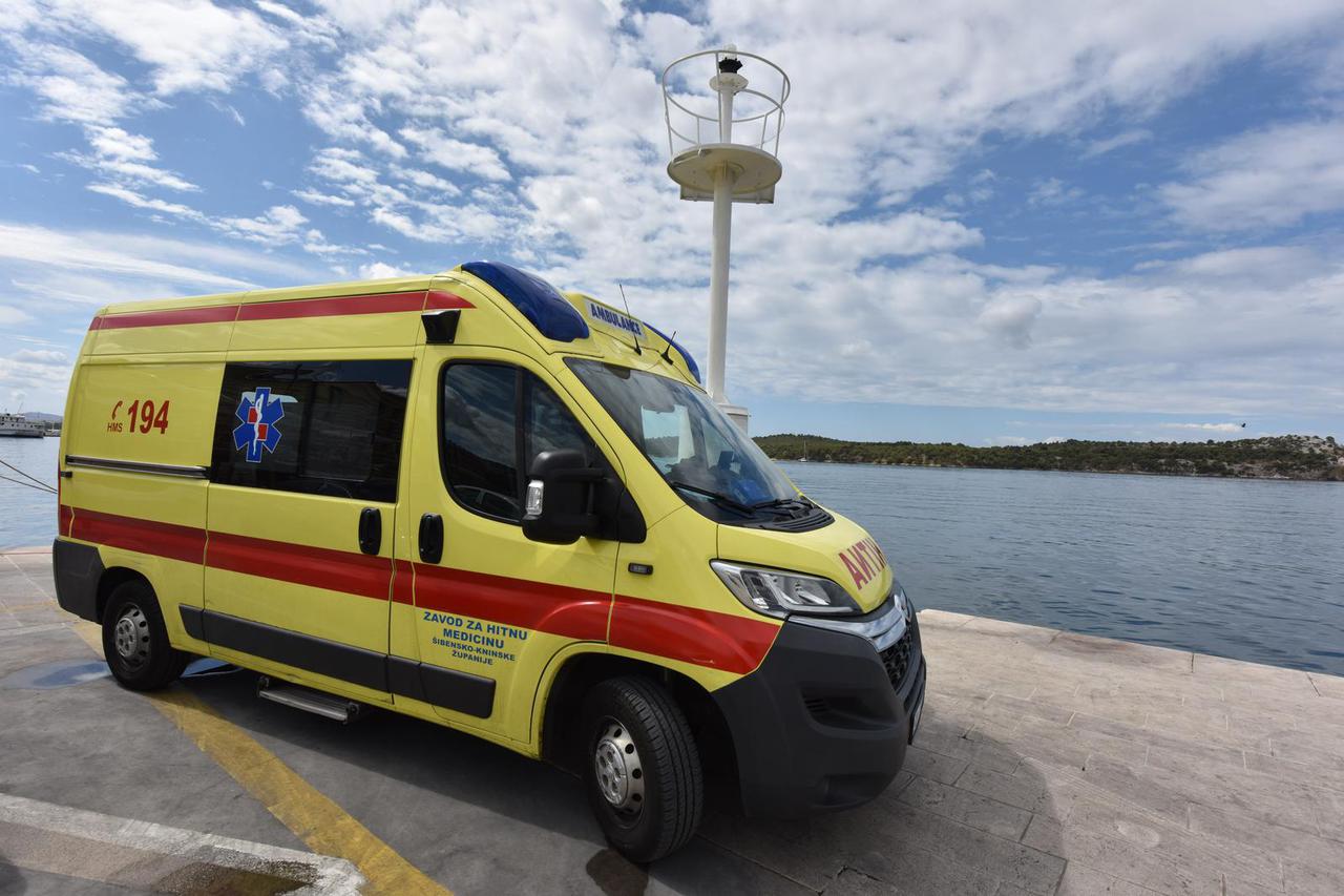 Šibenik: Vozilo hitne pomoći na rivi čeka pacijente s otoka
