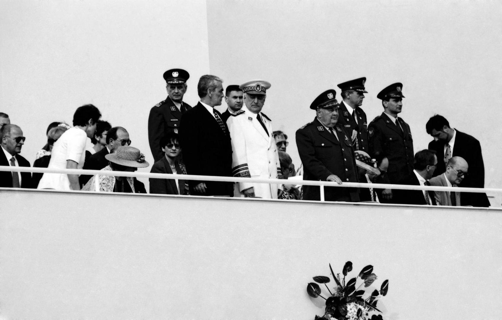 29.05.1995., Zagreb, Jarun - Mimohod Oruzanih snaga Republike Hrvatske u povodu svecanog obiljezavanja Dana drzavnosti odrzan je pred brojnim gradjanima na zagrebackom jezeru Jarun. Mimohodu je prisustvovao i vrhovni zapovjednik OS, predsjednik dr. Franjo Tudjman s uzvanicima. Photo: Sinisa Hancic/PIXSELL