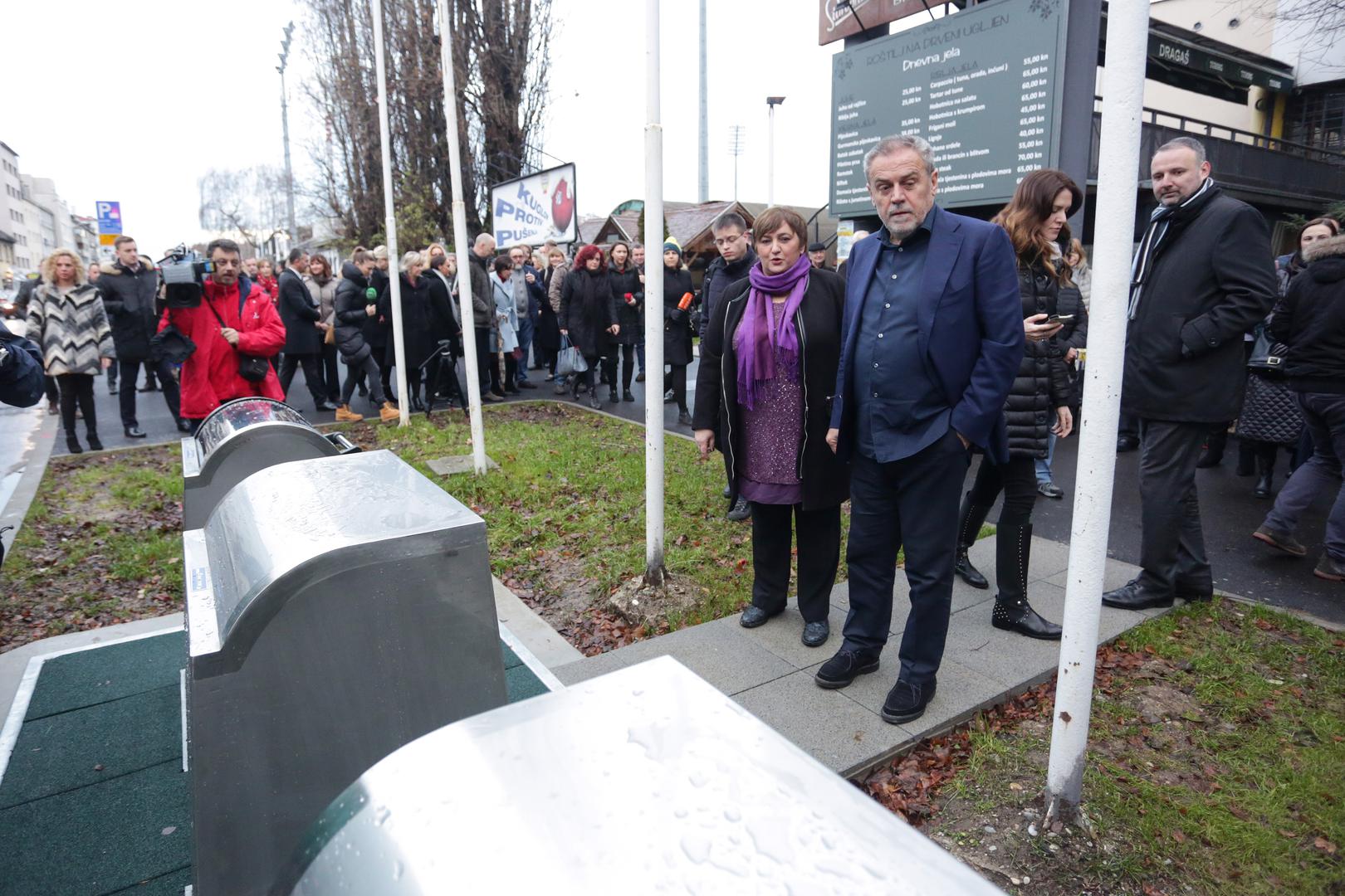 Gradonačelnik Milan Bandić u Kranjčevićevoj ulici u Zagrebu otvorio je podzemni spremnik za odvojeno skupljanje otpada.