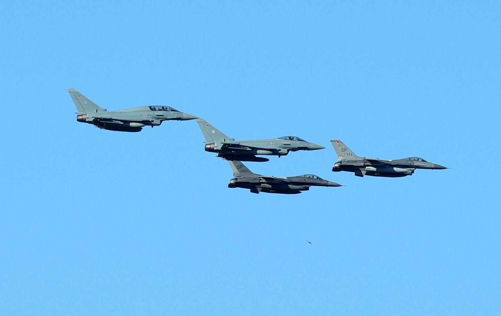 Britanska vojska ostaje jedna od najjačih u Europi. Ujedinjeno Kraljevstvo ima dva moderna nosača zrakoplova, nuklearne podmornice i razvijene zračne snage. Posebno se ističu borbeni avioni Eurofighter Typhoon i F-35B Lightning II, kao i snažna uloga unutar NATO saveza.