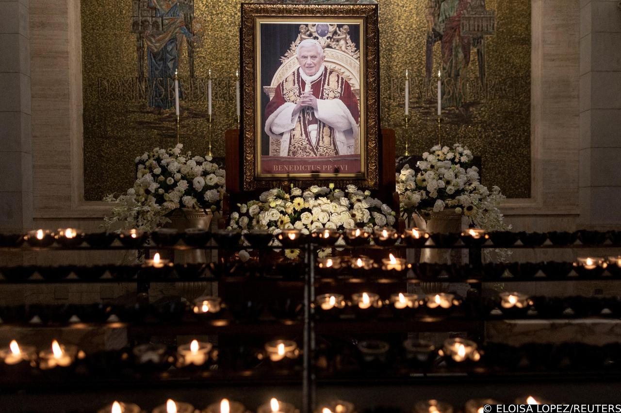 Filipinos light candles for the late Pope Benedict XVI
