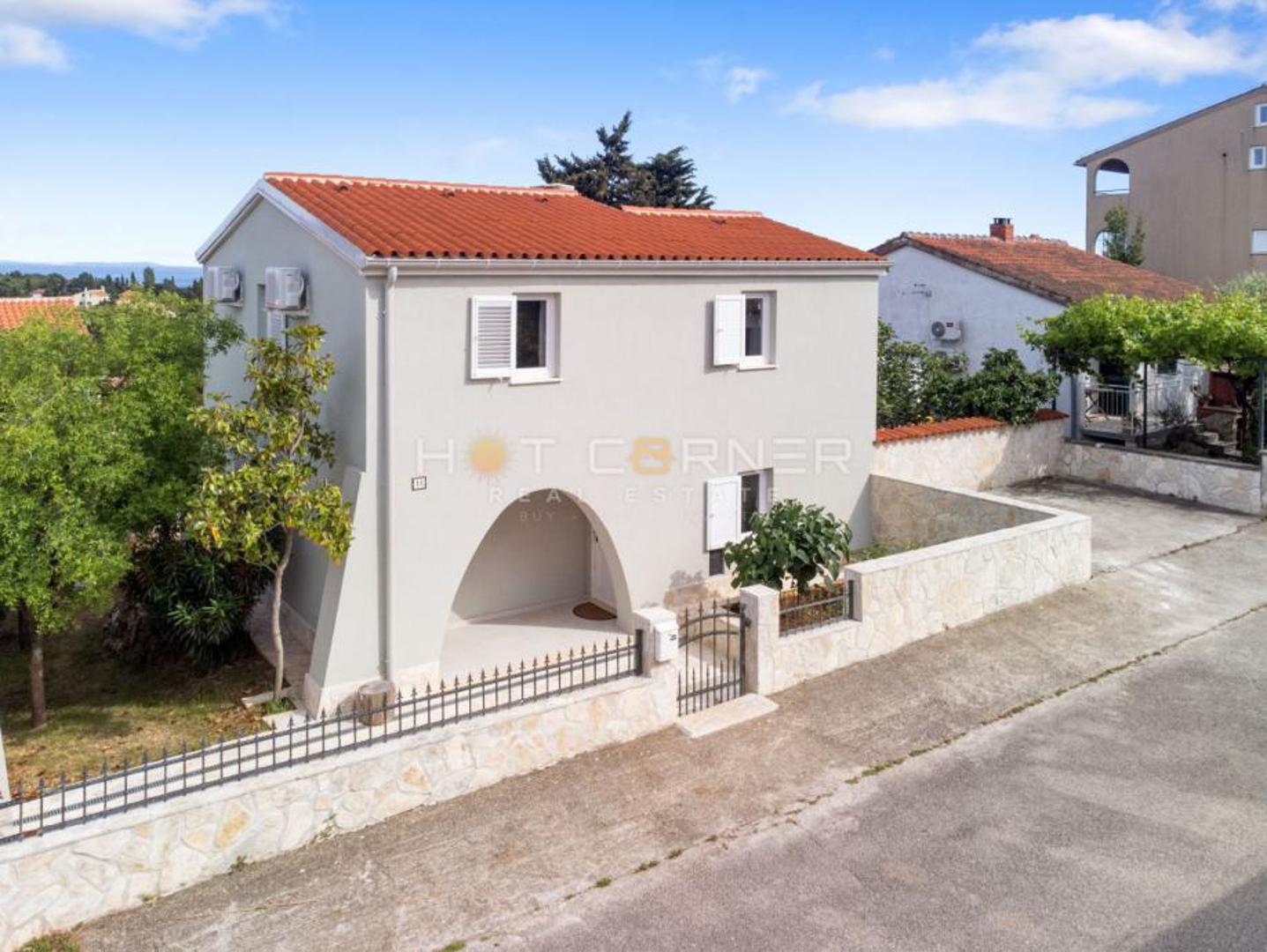 Kako stoji u oglasu na Njuškalu, kuća se sastoji od ulaznog hodnika koji vodi u prostrano prizemlje s velikim dnevnim boravkom od drva, suvremenom kuhinjom, WC-om za goste te velikom terasom.

