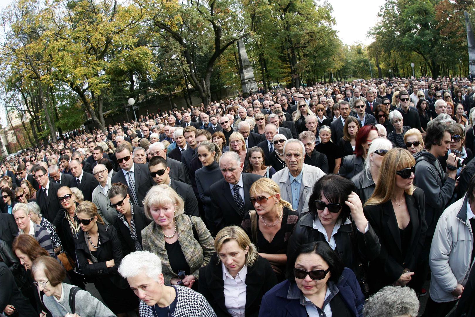 10.10.2008. Zagreb, Hrvatska. Na groblju Mirogoj pokopana je Ivana Hodak, kcer odvjetnika Zvonimira Hodaka i bivse politicarke Ljerke Mintas Hodak, koja je s dva hica u glavu ubijena ispred ulaza u svoj stan u ulici Pavla Hatza 2. Ivanu su ispratili brojni politicari, prijatelji i osobe s estrade. Pripadnica 'zlatne' hrvatske mladezi bila je u vezi s odvjetnikom Ljubom Pavasovicem Viskovic koji nije mogao suspregnuti suze. Uz Ivanin lijes sjedili su shrvani roditelji. rPhoto Zeljko Lukunic/24sata