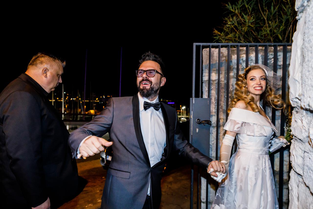 Split: Petar Grašo i Hana Huljić stigli u restoran gdje će se održati slavlje nakon vjenčanja