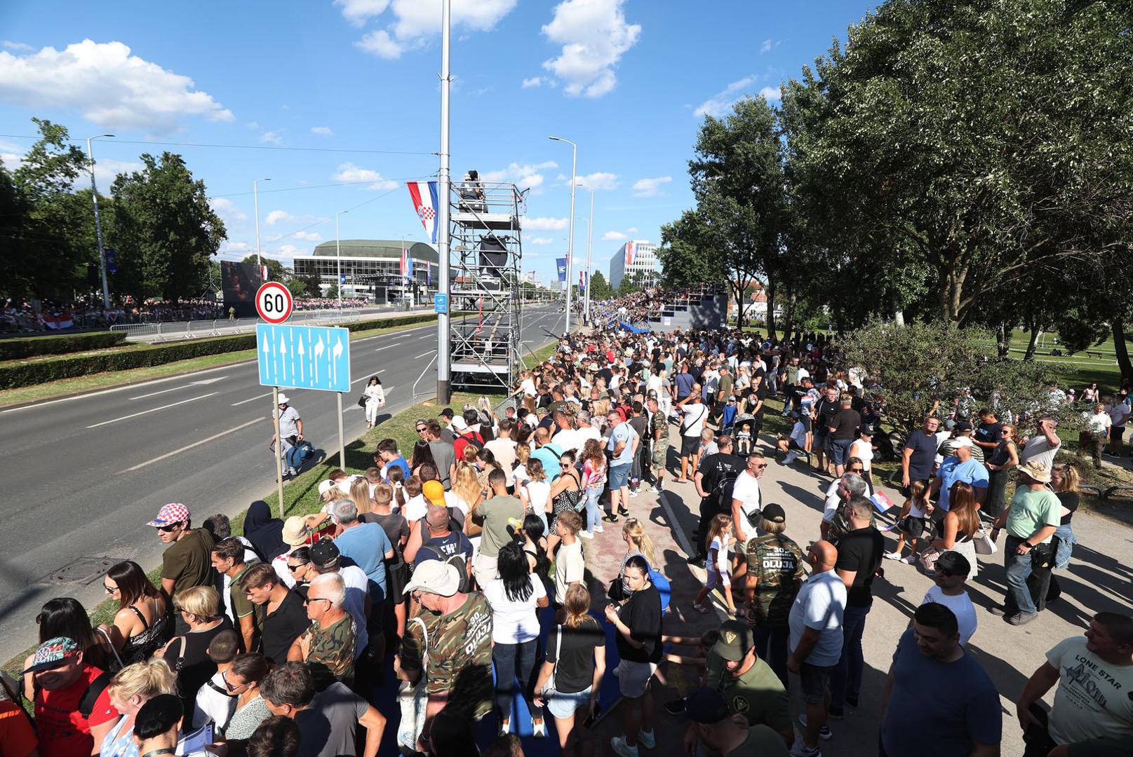 Istovremeno, na velikim videozidovima u Zagrebu emitirat će se prijenos mimoplovne svečanosti "Pozdrav s Jadrana", u kojem će sudjelovati 13 brodova Hrvatske ratne mornarice u splitskom akvatoriju.