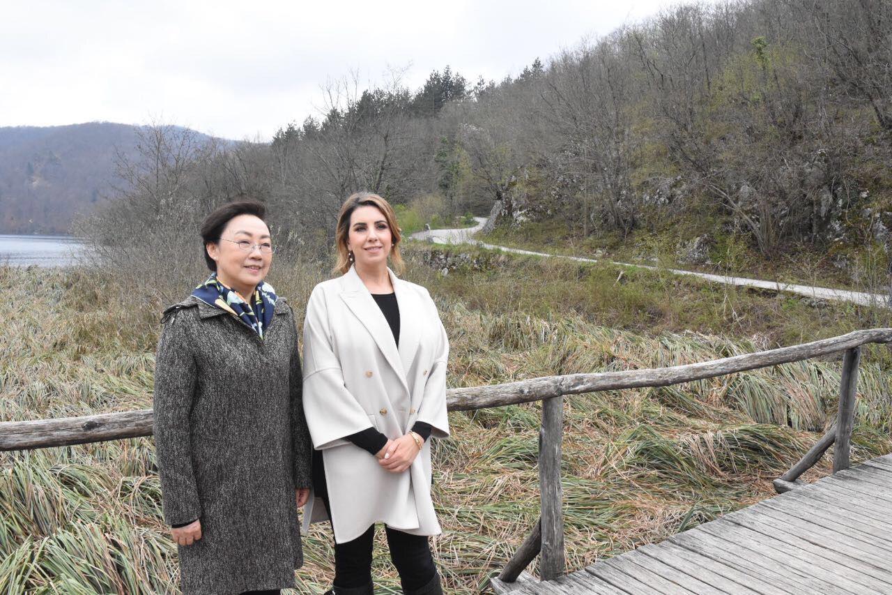 Supruge kineskog i hrvatskog premijera Cheng Hong i Ana Maslać Plenković obišle NP Plitvička jezera