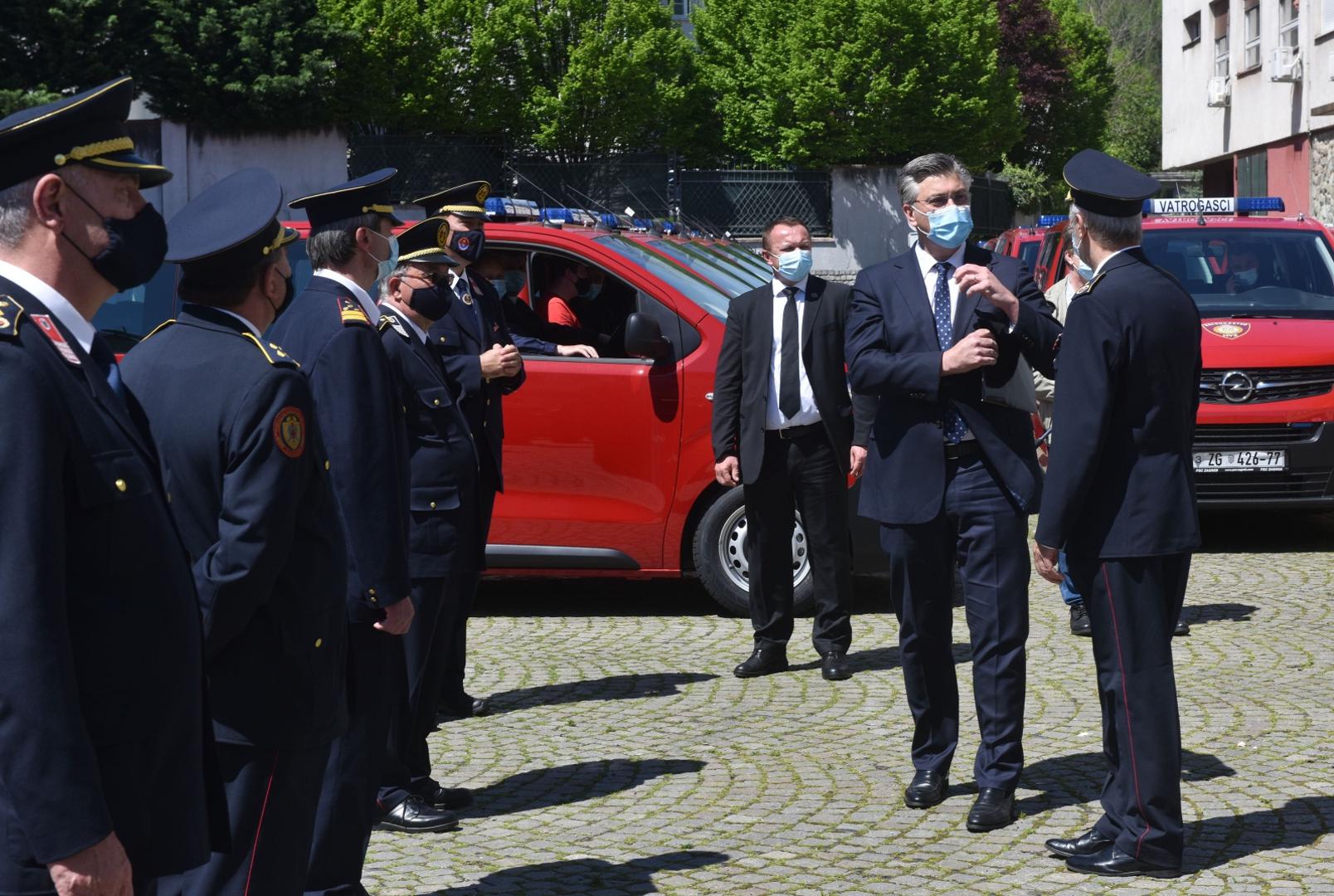 04.05.2021., Zagreb - U sklopu obiljezavanja Dana vatrogastva, odrzana je svecana primopredaja 75 kombi te 15 interventnih vatrogasnih vozila. Dodjeli su prisustvovalii predsjednik Vlade Andrej Plenkovic sa suradnicimai, glavni vatrogasni zapovjednik Slavko Tucakovic, te predstavnici vatrogasnih organizacija koje su dobile vatrogasna vozila.
Photo: Davorin Visnjic/PIXSELL