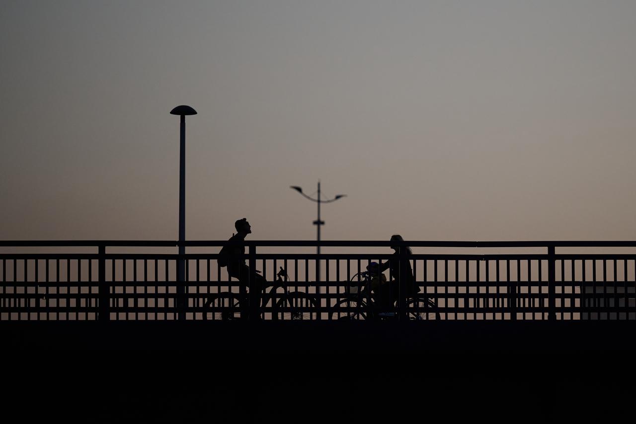 Zagreb: Savski most u sumraku