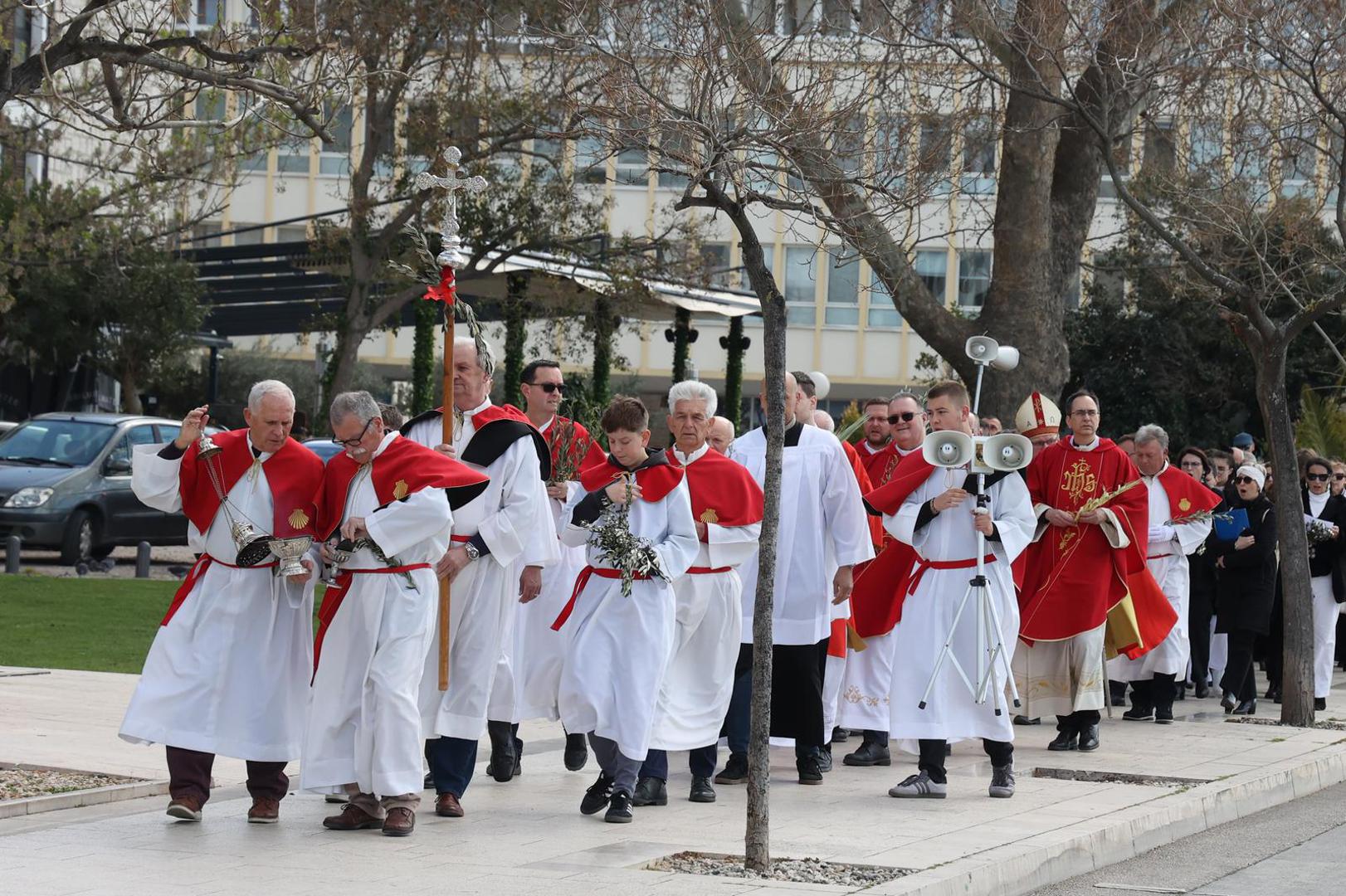 Običaj da vjernici na blagoslov nose maslinove i palmine grančice nastao je u Jeruzalemu u IV. stoljeću. U Rimu se prakticira od IX. stoljeća, odakle se raširio po cijeloj Crkvi.