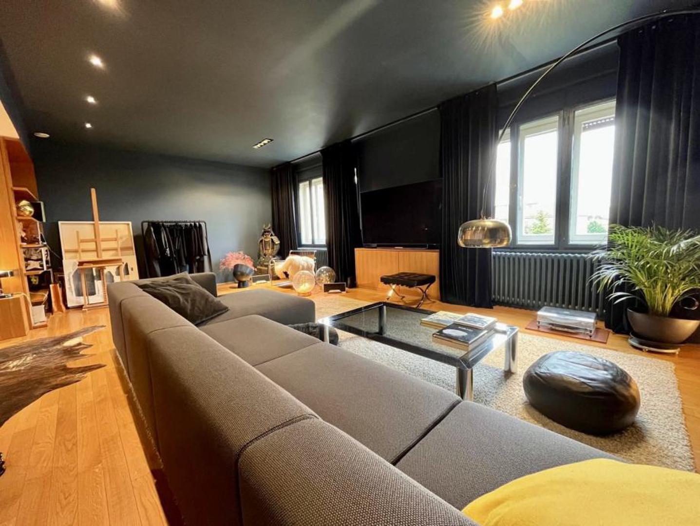 Na većini zidova nalaze se ugradbeni ormari koji su skladno uklopljeni u dizajnerski namještaj.