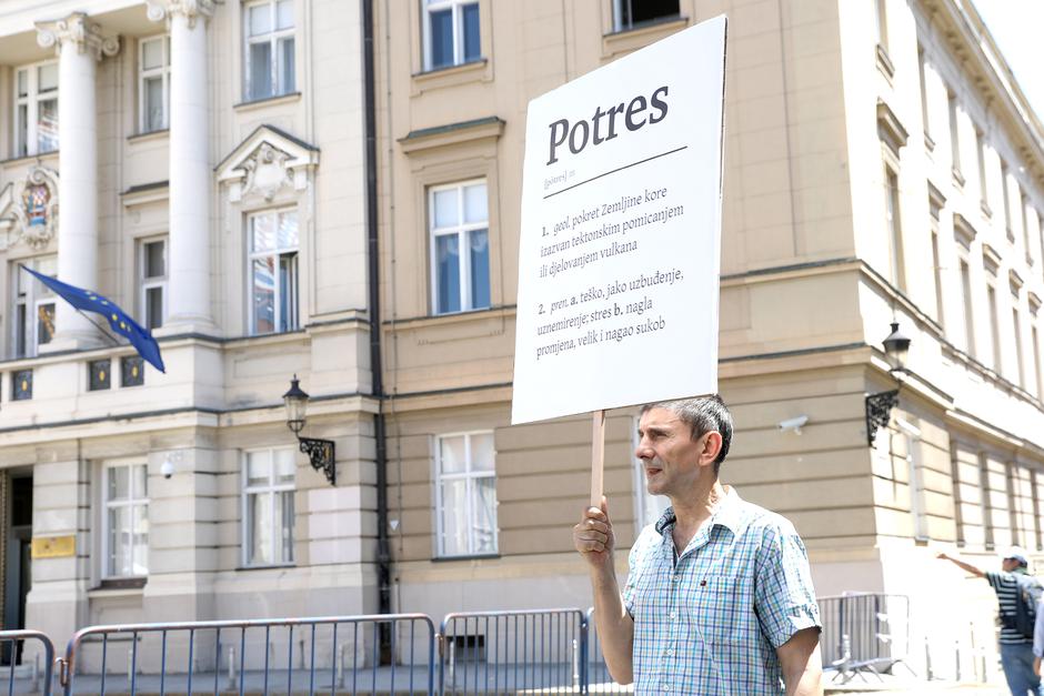 Zagreb: Siniša Labrović izveo performans "Iz rječnika" ispred zgrade Vlade RH