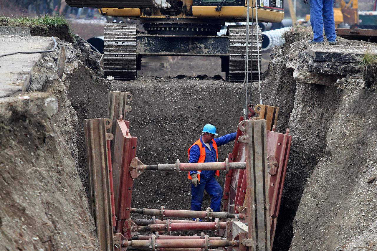 11.01.2012., Zagreb - Na krizanju Sarajevske i Sajmisne ceste na snazi je privremena regulacija prometa zbog radova na zamjeni vodovodnih cijevi.   Photo: Patrik Macek/PIXSELL