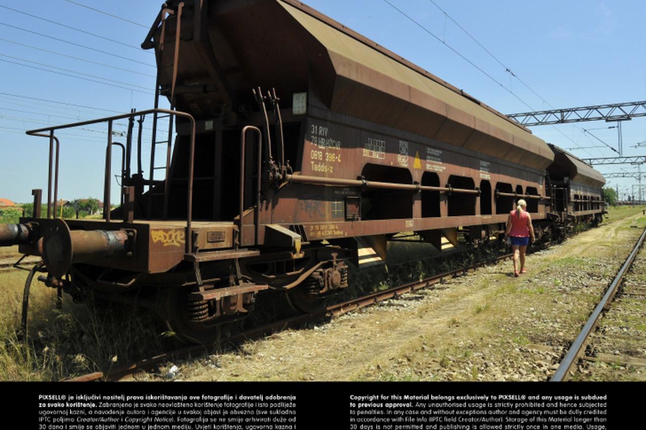 '18.06.2013.,Vinkovci - Jucer u 20 i 30 sati kod pjesackog nadvoznjaka iznad zeljeznicke pruge petnajstogodisnjak se penjao na teretne vagone i upao u strujni krug uslijed cega je zadobio teske opekli