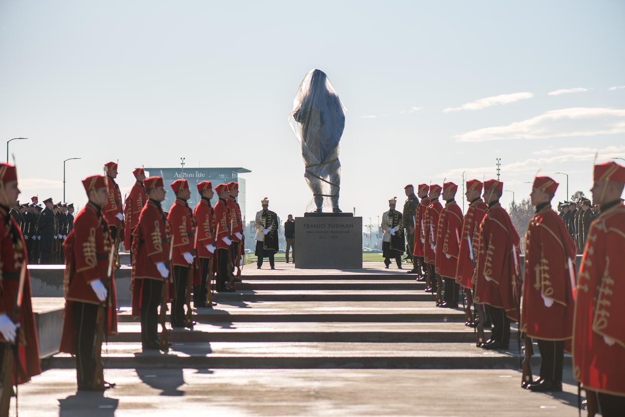 Posljednje pripreme za svečano otvorenje spomenika Franji Tuđmanu