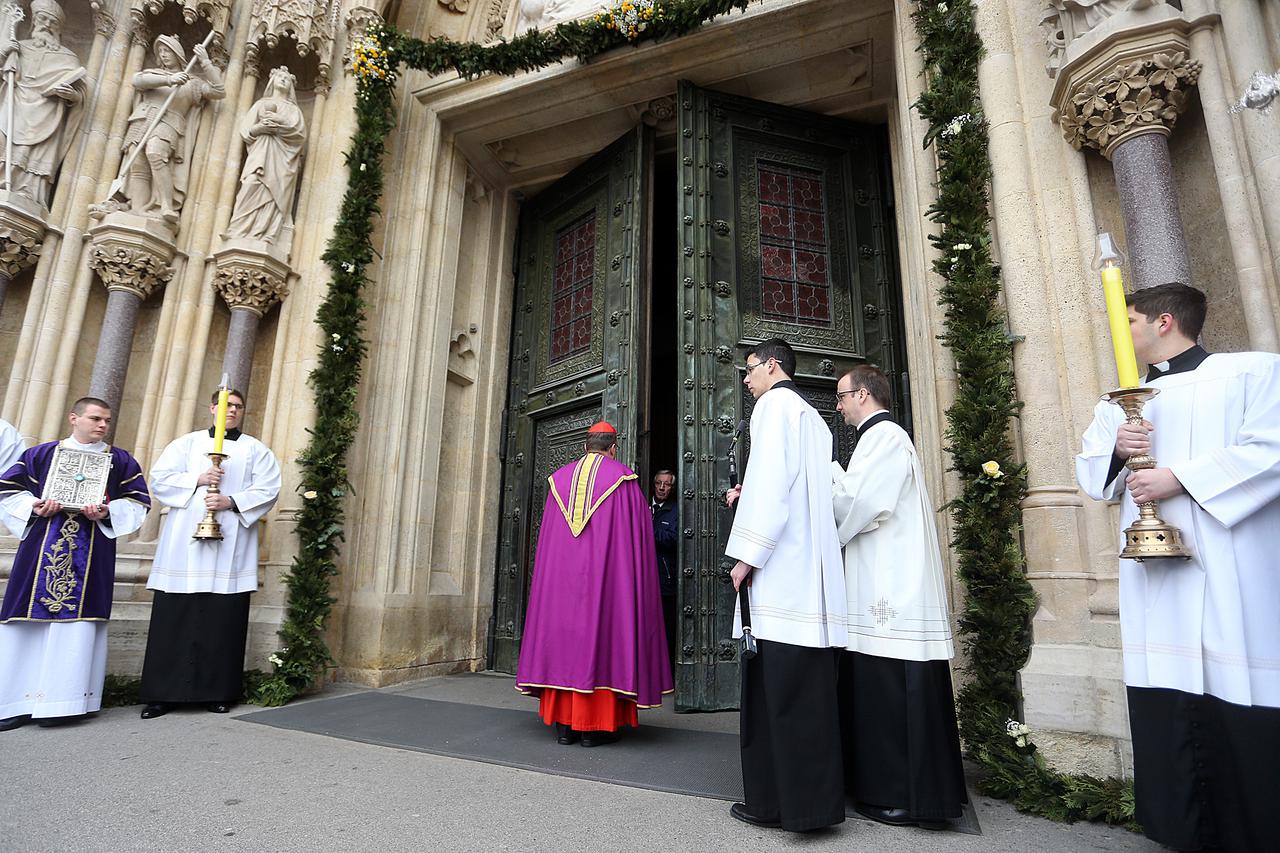 13.12.2015., Zagreb - Otvaranjem Svetih vrata, Vrata milosrdja na bazilici Sv. Petra u Vatikanu, koja je na svetkovinu Bezgrjesnoga zaceca Blazene Djevice Marije 8. prosinca 2015. godine otvorio Sveti Otac papa Franjo, zapocela je Sveta godina milosrdja. 
