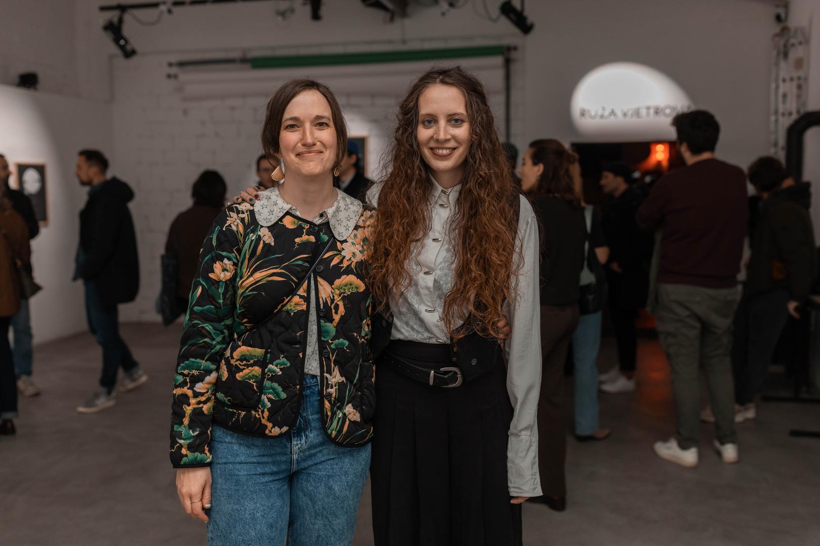 Artikularij su pokrenule Ivana Miloš i Andrea Rudan, književne prevoditeljice, umjetnice i urednice, s jasnom idejom: prevesti i u vizualno inovativnom formatu objaviti knjige koje su neopravdano izostale s domaće scene. Njihov rad temelji se na uvjerenju da književnost nije samo tekst, već prostor susreta između jezika, umjetnosti i čitatelja koji nastaje dijeljenjem.