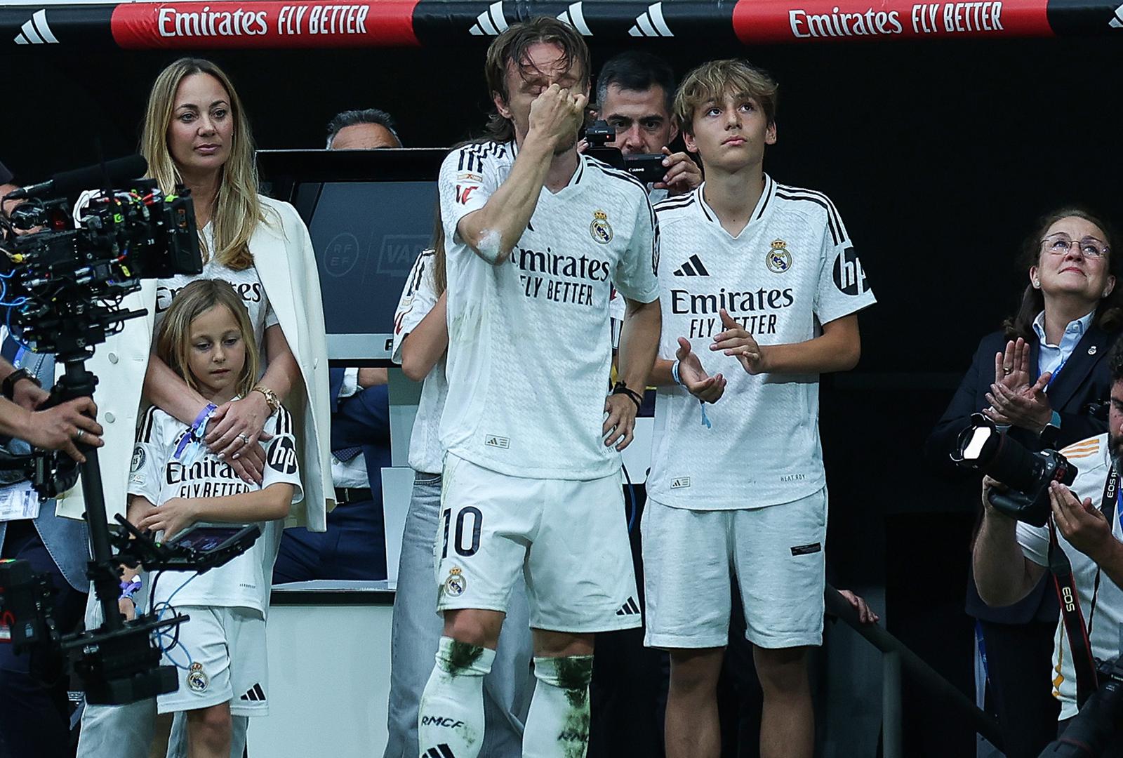 Supruga Vanja, djeca i obitelj bili su odmah uz teren po Lukinom izlasku, nevjerojatno emotivne slike obilaze svijet od trenutka kada se ovo dogodilo