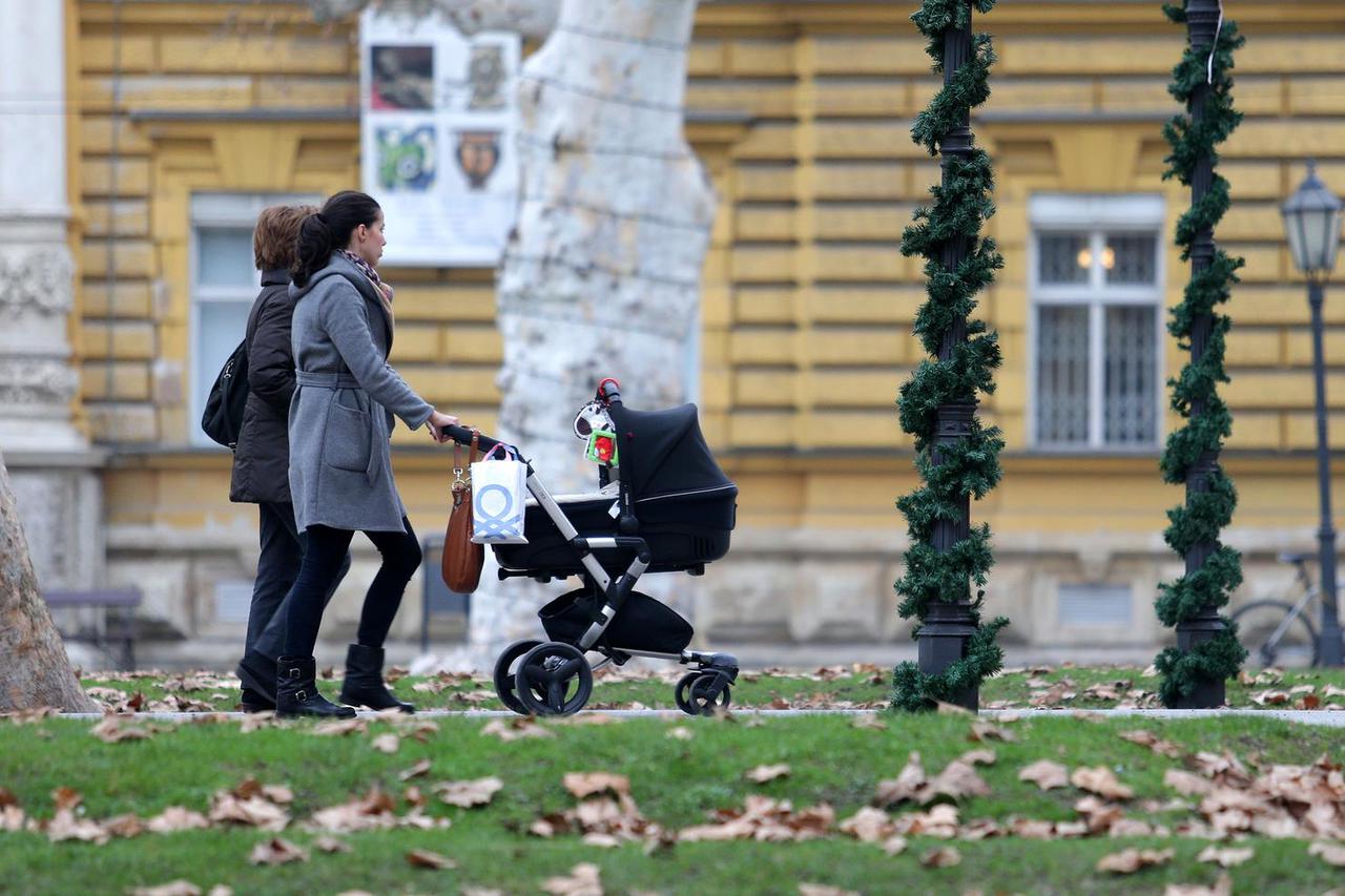Zagreb: Roditelji te bake i djedovi u šetnji s malom djecom u kolicima