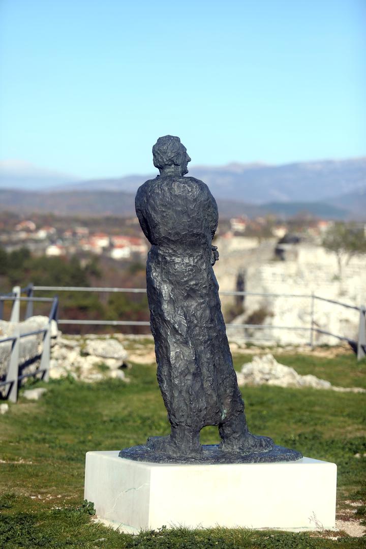 I dok se tek čeka postavljanje u Zagrebu, Tuđman spomenik već ima na kultnom mjestu Domovinskog rata – kninskoj tvrđavi. 
