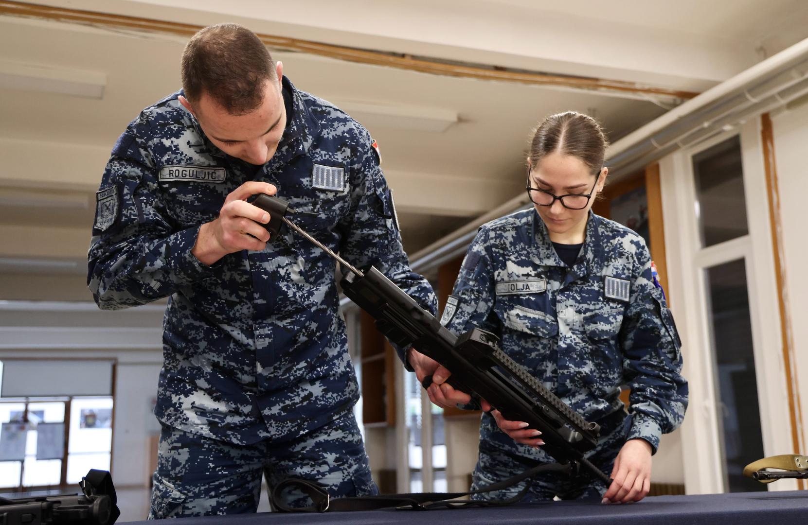 Uz informativni dio programa, posjetitelji su obišli važnije objekte u vojarnama te razgledali vojno naoružanje i opremu, što je posebno zainteresiralo mlađe sudionike. 