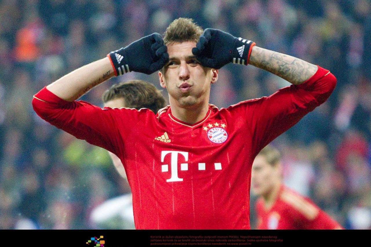'14.12.2012, Allianz Arena, Muenchen, GER, 1.FBL,  FC Bayern Muenchen vs. Borussia Moenchengladbach, im Bild  Mario Mandzukic (FCB #9) mach einer verpassten chance / Foto Ÿ nph / Straubmeier *** Local