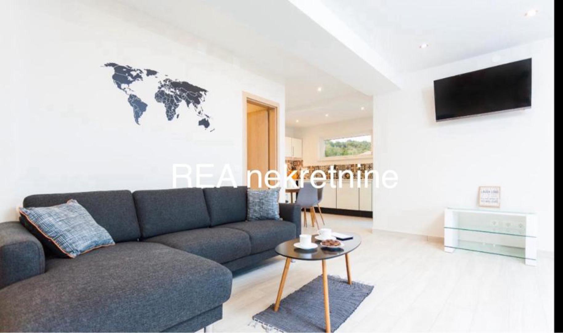 Objekt se sastoji od dvije etaže i dva odvojena stana. Svaki stan uključuje po dvije spavaće sobe, kuhinju, dnevni boravak i prostranu terasu s pogledom na more. Vila je u potpunosti namještena i klimatizirana te se prodaje s uređenom okućnicom i tri parkirna mjesta.

