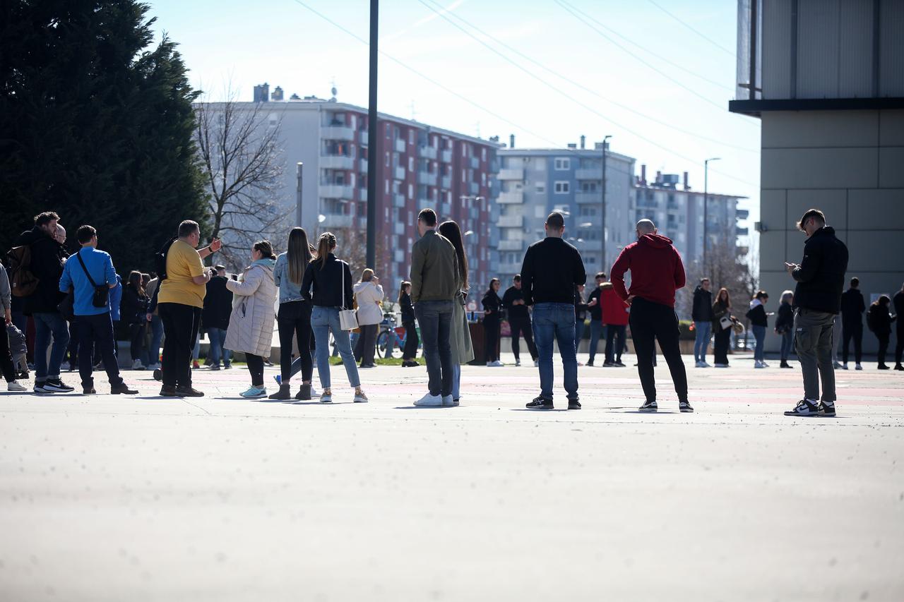 Brojni građani iskoristili lijepo vrijeme čekaujući u redu da posjete novootvorenu iStyle poslovnicu u Arena Centru