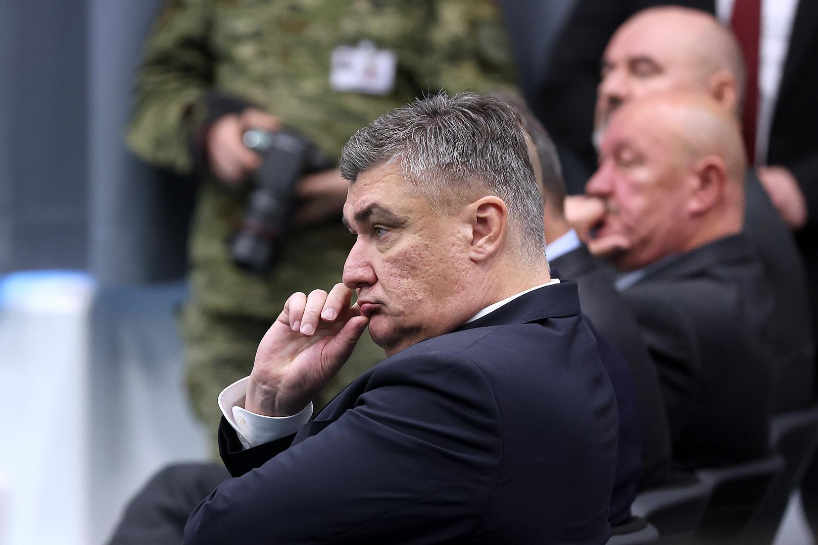 'Živimo u vremenima koja su izazovna i teška. Živimo u svijetu koji se mijenja i na neki način raspada', rekao je predsjednik Milanović te dodao kako se tom novom svijetu moramo prilagoditi i kao saveznici i kao nacionalna država hrvatskog  naroda. 'Visoke cijene oružja dovode nas u poziciju da smo ovisni o savezu u kojem živimo, radimo, razvijamo se i surađujemo s njim. To je savez u koji moraš imati povjerenje i na koji se moraš osloniti, ali isto tako biti svjestan da je do ove zemlje, Hrvatske, stalo jedino nama i da jedino mi imamo i moramo imati u svakom času pred očima njezin boljitak', zaključio je.