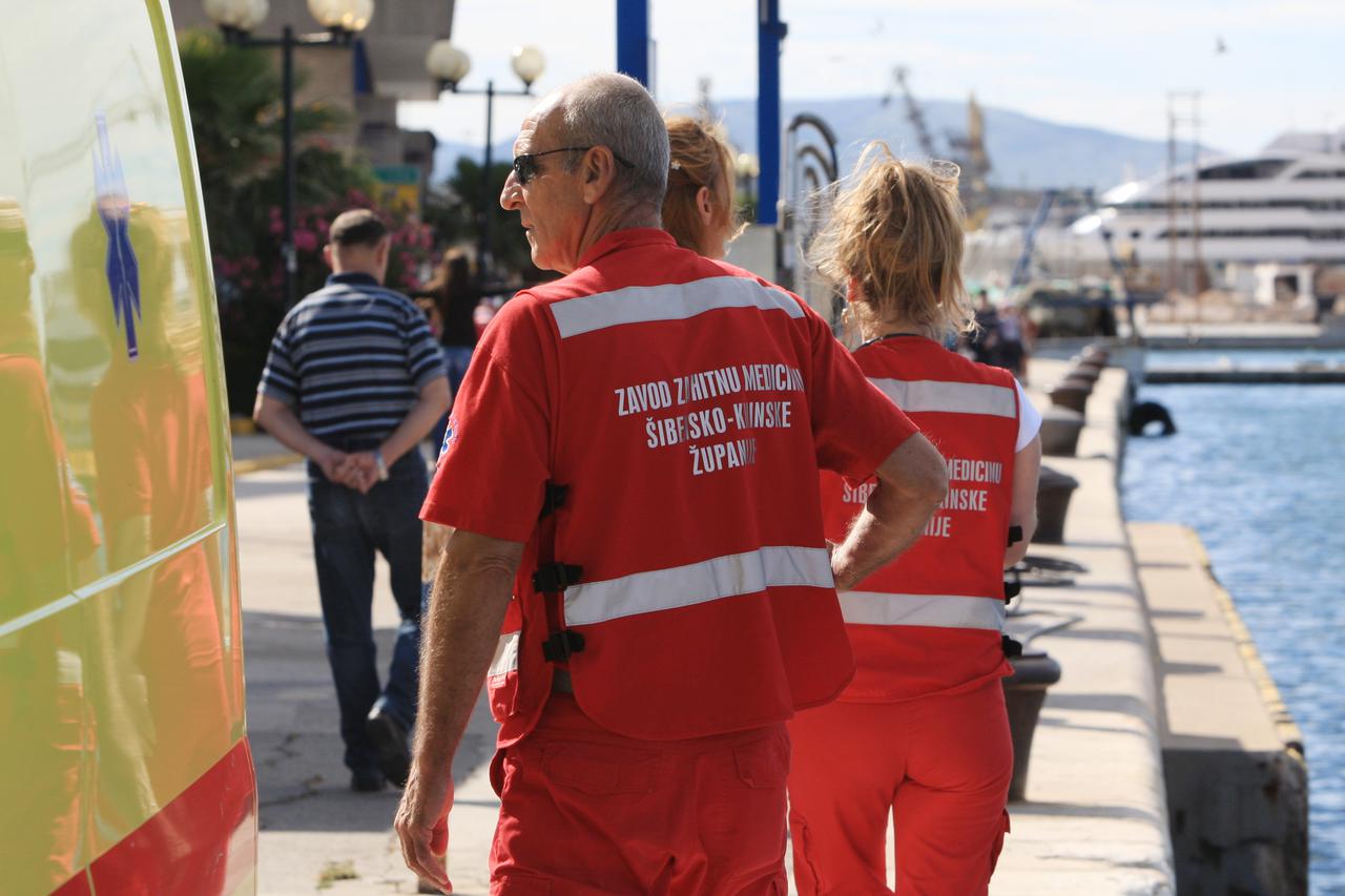 30.05.2014., Sibenik - Na hitan poziv s otoka Prvica djelatnici Hitne medicinske pomoci iz Sibenika krenuli su uz pomoc policije koja ih je svojim gliserom prebacila na otok pomoci bolesniku.  Photo: Dusko Jaramaz/PIXSELL