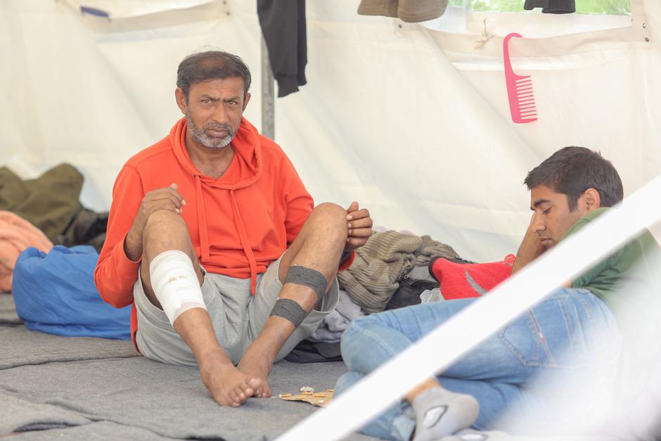 Migranti iz centra Bihaća preseljeni su u improvizirani kamp u šumu pored sela Vučjak