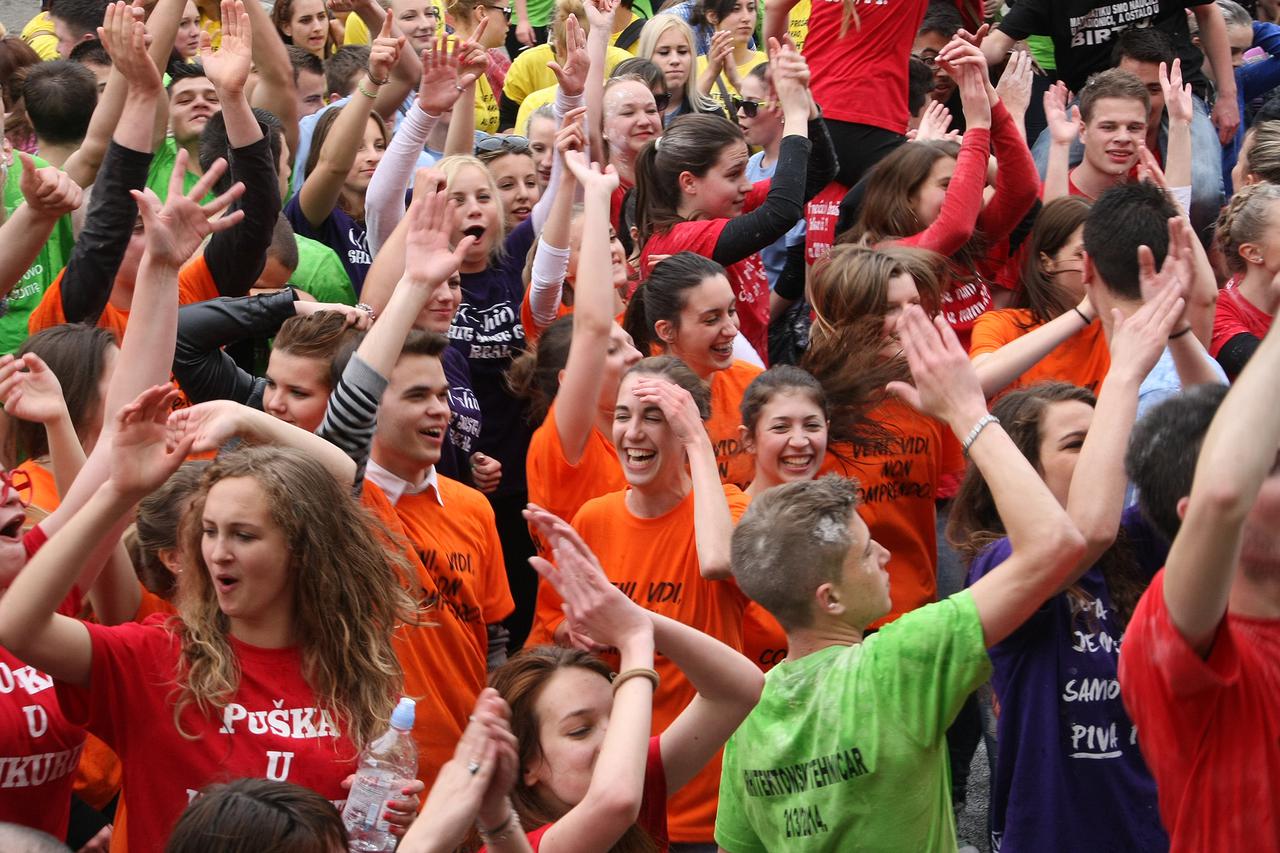 16.05.2014., Pula - Iako je ove godine Norijada organizirana tako da se svi maturanti okupe na sportskom igralistu Zute skole na kojem ih je zabavljao poznati istarski sastav Night express band, nije izostalo ni ludovanje po gradu pa su tako potroseni kil