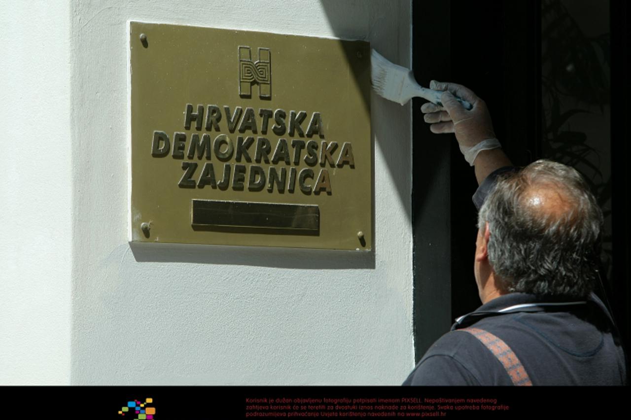 '10.05.2011., Trg zrtava fasizma 5, Zagreb - Gospodin farba zgradu i sjediste HDZ-a dan nakon sto je netko je bacio ciglu kroz staklo HDZ-a i pritom ozlijedio dvojicu muskaraca. Jedan je dugogodisnji 