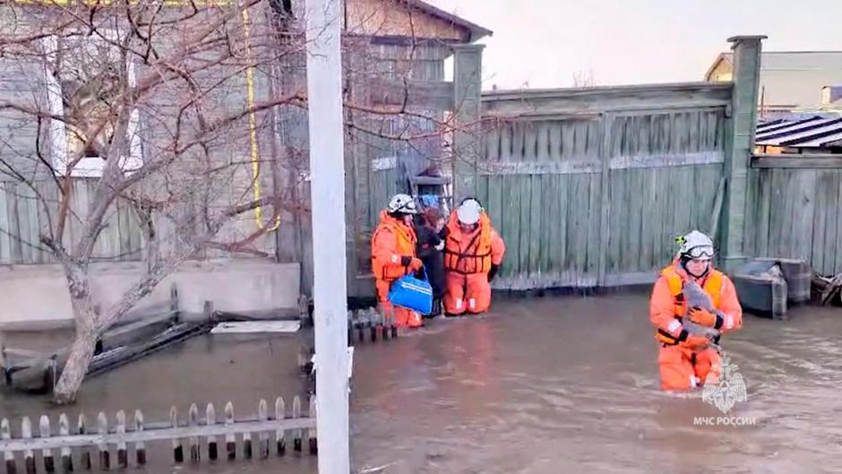 Avacuation from homes in flood-hit Orsk