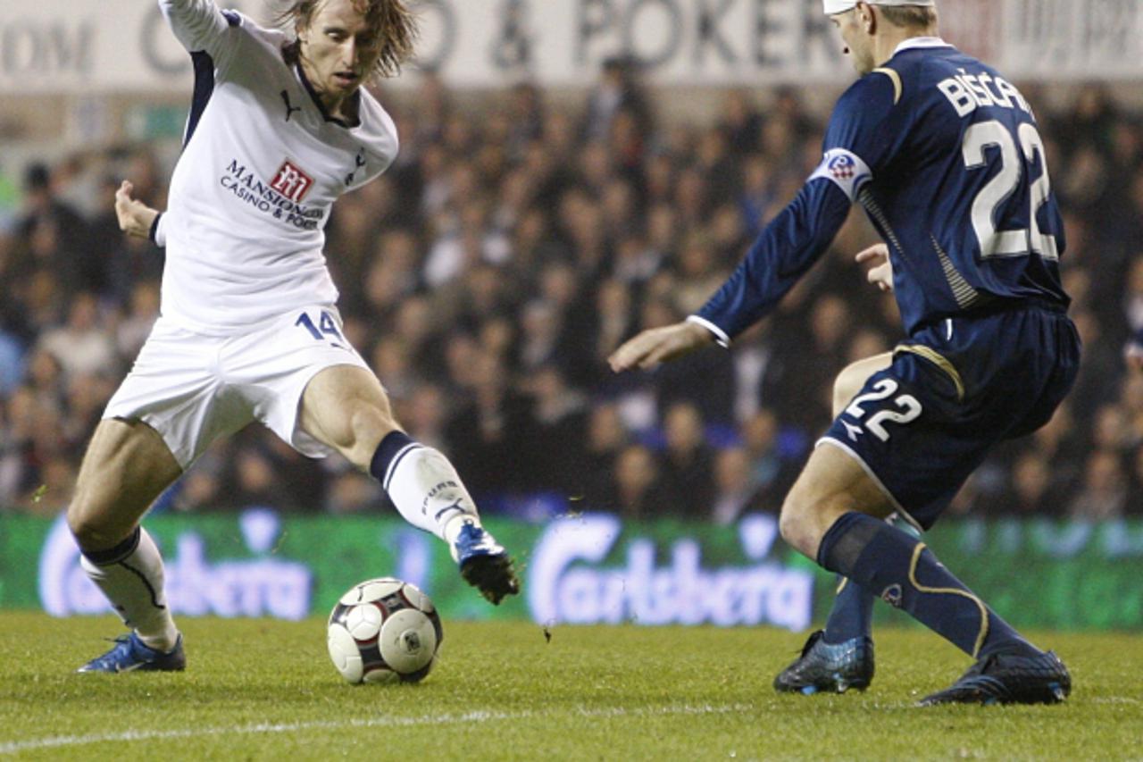 'Soccer - UEFA Cup - Group D - Tottenham Hotspur v Dinamo Zagreb - White Hart Lane Igor Biscan, Dinamo Zagreb and Tottenham Hotspur\'s Luka Modric takes on Dinamo Zagre\'s Igor Biscan. Photo: Sean Dem