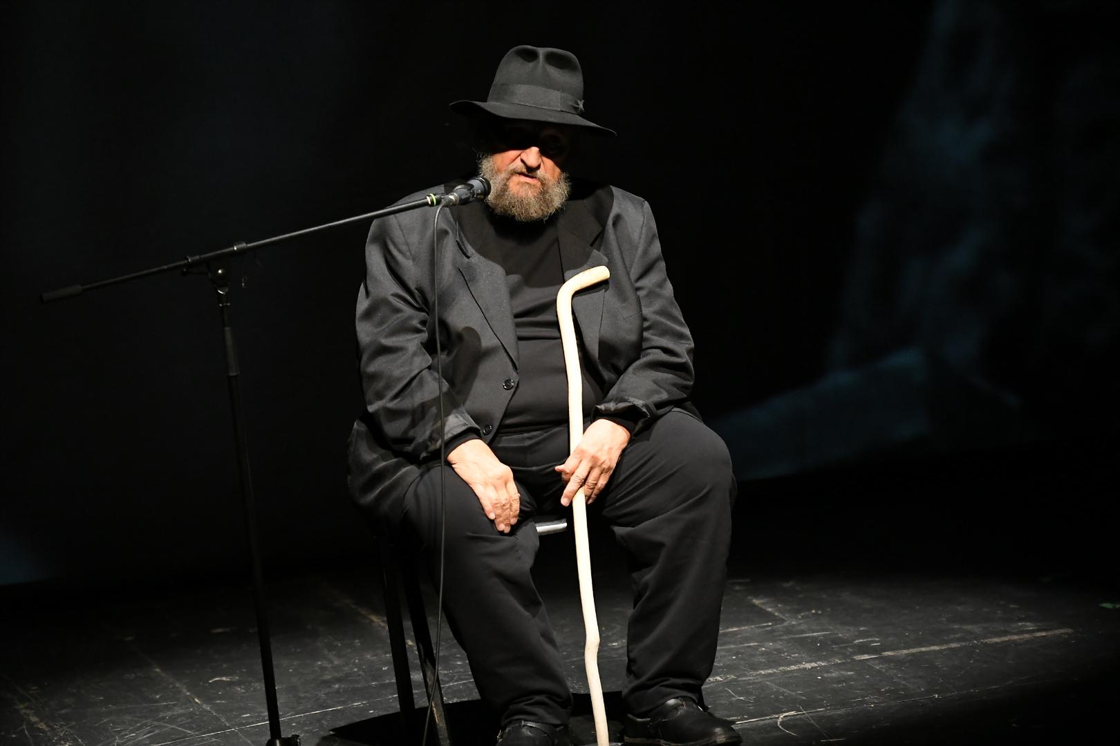 "Odleti nam Žare", rekao je Božović na kraju govora, a zatim ustao, skinuo šešir i poklonio se glumcu.