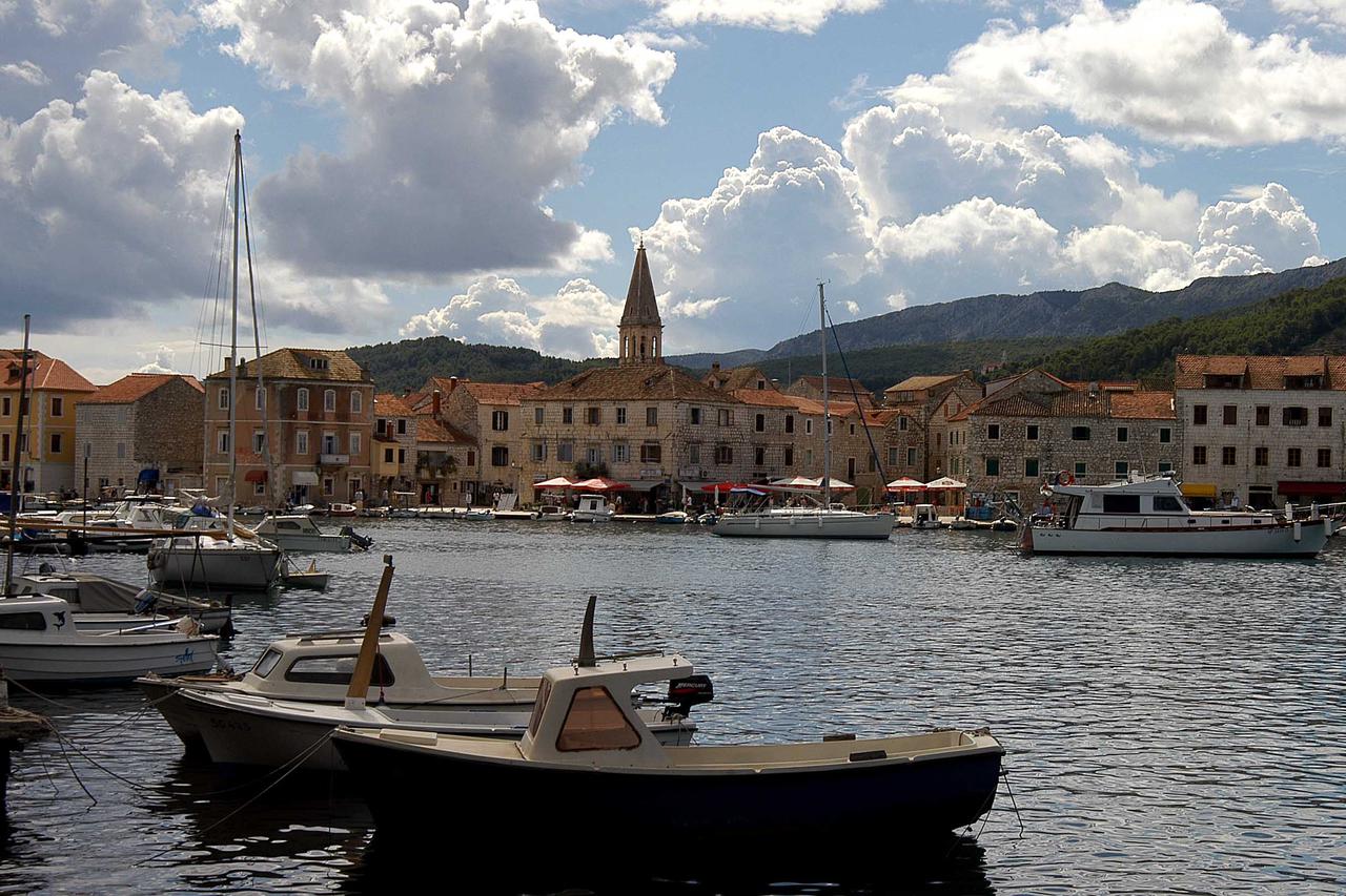 scena...hvar...16.08.2005. otok hvar - stari grad snimio:marko lukunic