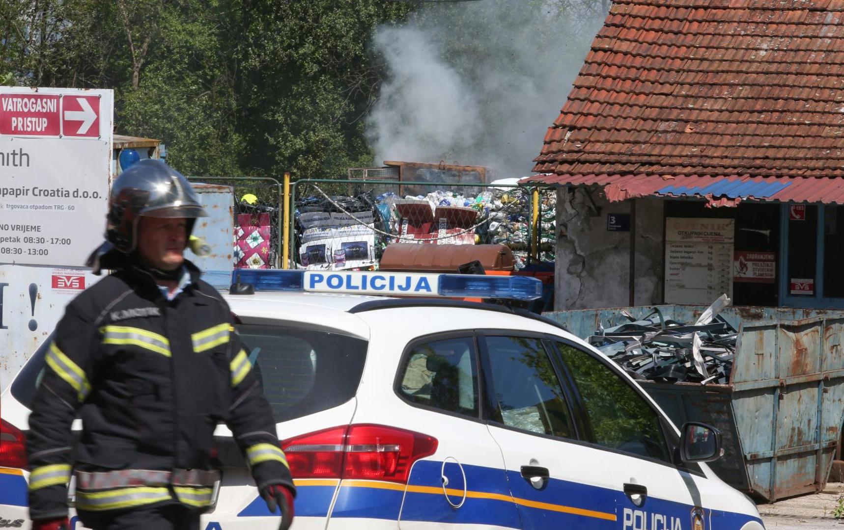 04.05.2021., Zagreb - Pozar u reciklaznom dvoristu na adresi Sarajevska cesta je lokaliziran, a u tijeku je raskapanje i dogasivanje. vatra je zahvatila cetiri kontejnera s plastikom i papirom, a na teren je izisla Javna vatrogasna postrojba s 21 vatrogascem i sest vatrogasnih vozila, uz Dobrovoljna vatrogasna drustva Botinec, Hrasce i Sveta Klara. Uzrok pozara bit ce poznat nakon policijskog ocevida.Photo: Matija Habljak/PIXSELL