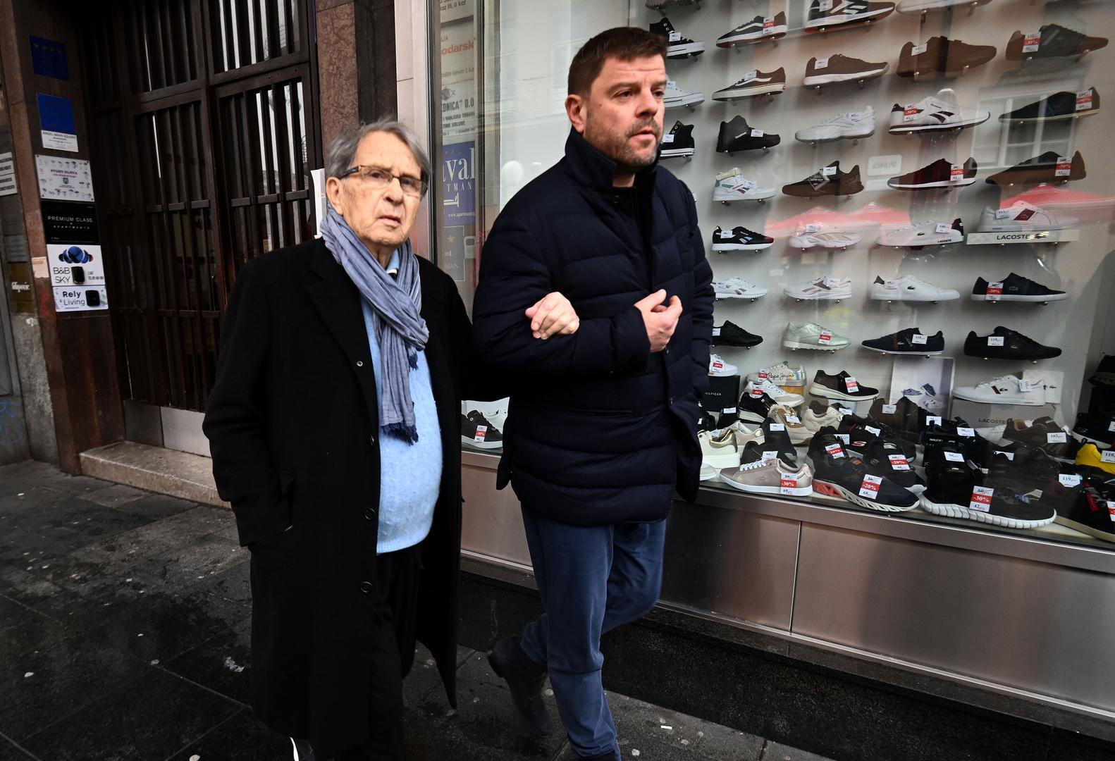 24.01.2023., Zagreb - Miroslav Ciro Blazevic u pratnji sina Miroslava Blazevica prosetao gradom.  Photo: Marko Lukunic/PIXSELL