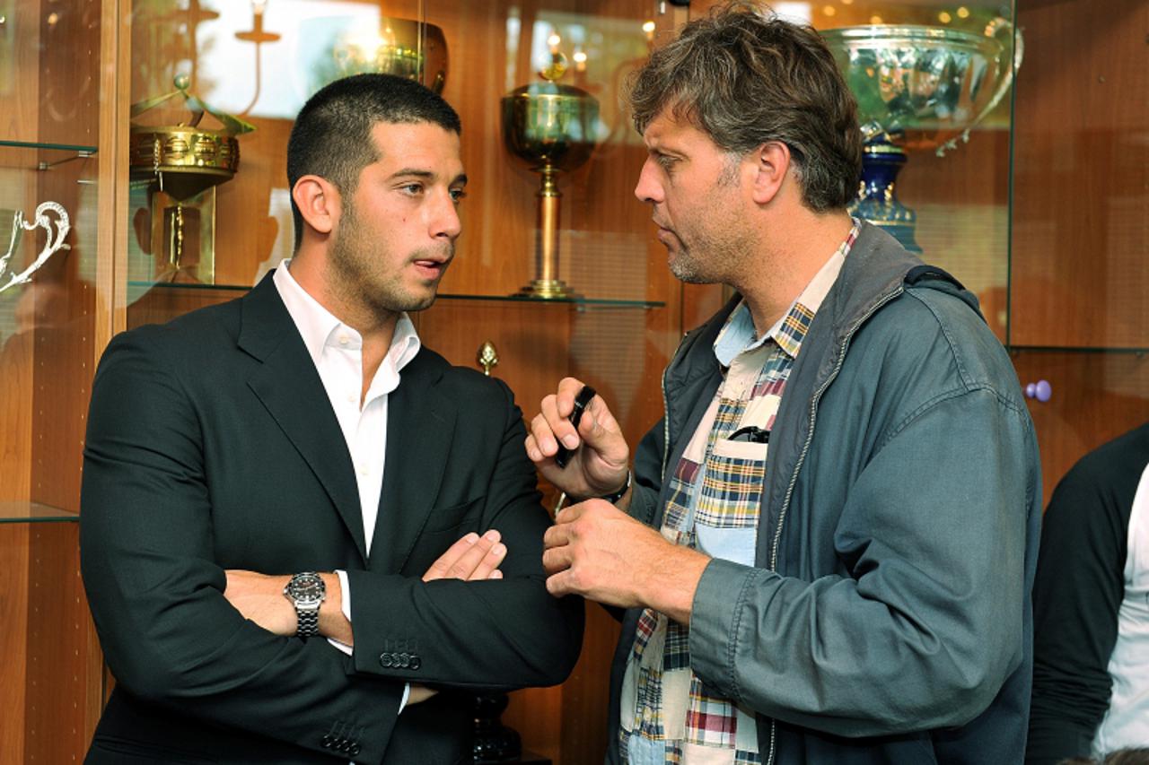 '16.09.2010., prostorije vaterpolskog kluba Mladost na Savi, Zagreb - Srpski reprezentativac i najbolji igrac upravo zavrsenog Europskog prvenstva u Zagrebu Vanja Udovicic potpisao je jednogodisnji ug