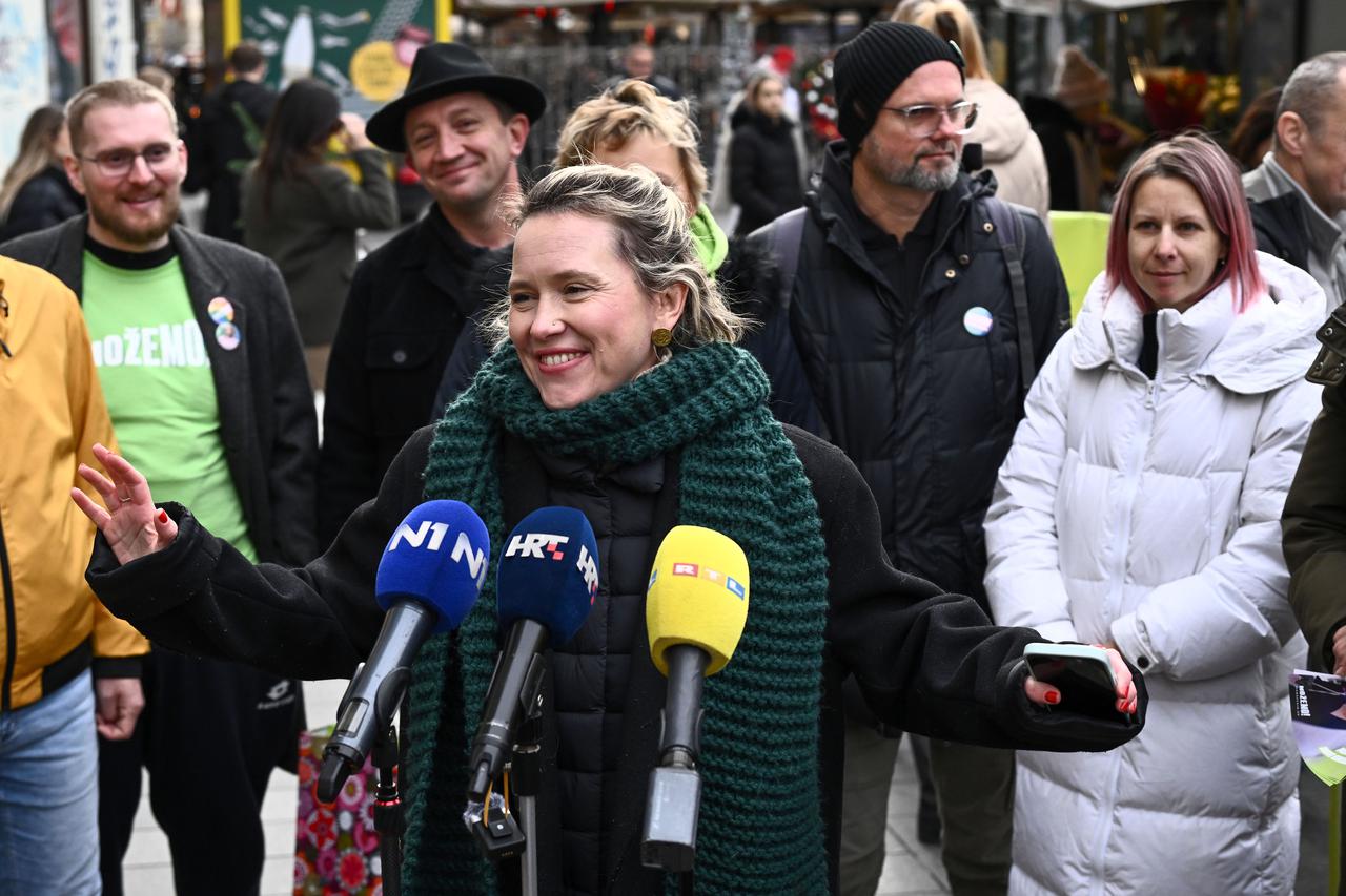 Ivana Kekin prikuplja potpise na svom štandu u Zagrebu