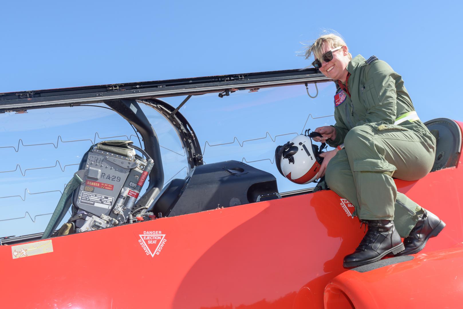 Vođa akrobatske grupe „Red Arrows“ za sezonu 2018. je bojnik Martin Pert, dugogodišnji iskusni pilot na avionima Hawk T-1. Pilot je „Red Arrows“ u ulozi pratitelja od 2012. a ovo mu je prva sezona na poziciji vođe tima.