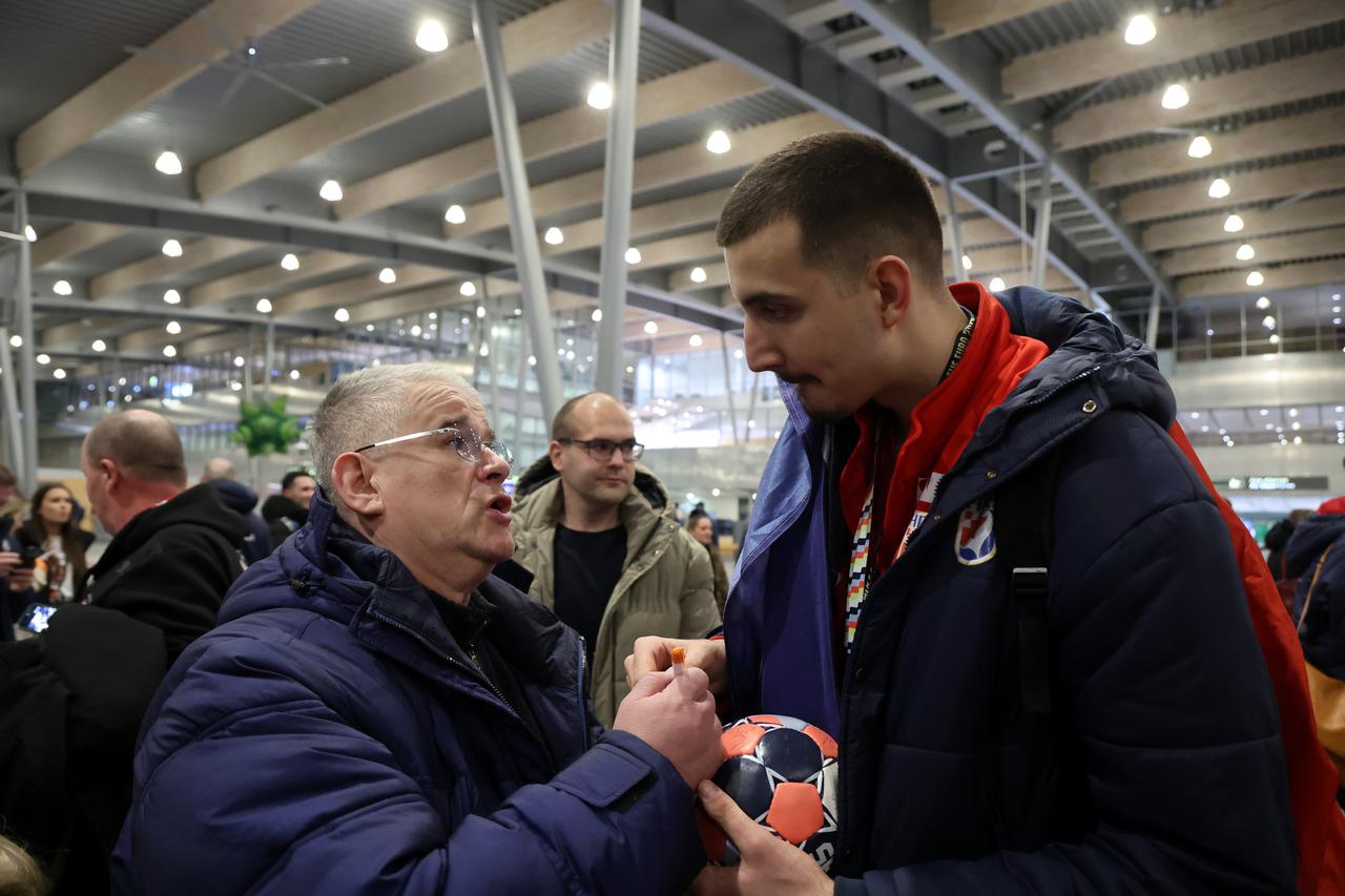 Billund: Rukometaši Hrvatske družili se s navijačima u zračnoj luci prije odlaska u Hrvatsku