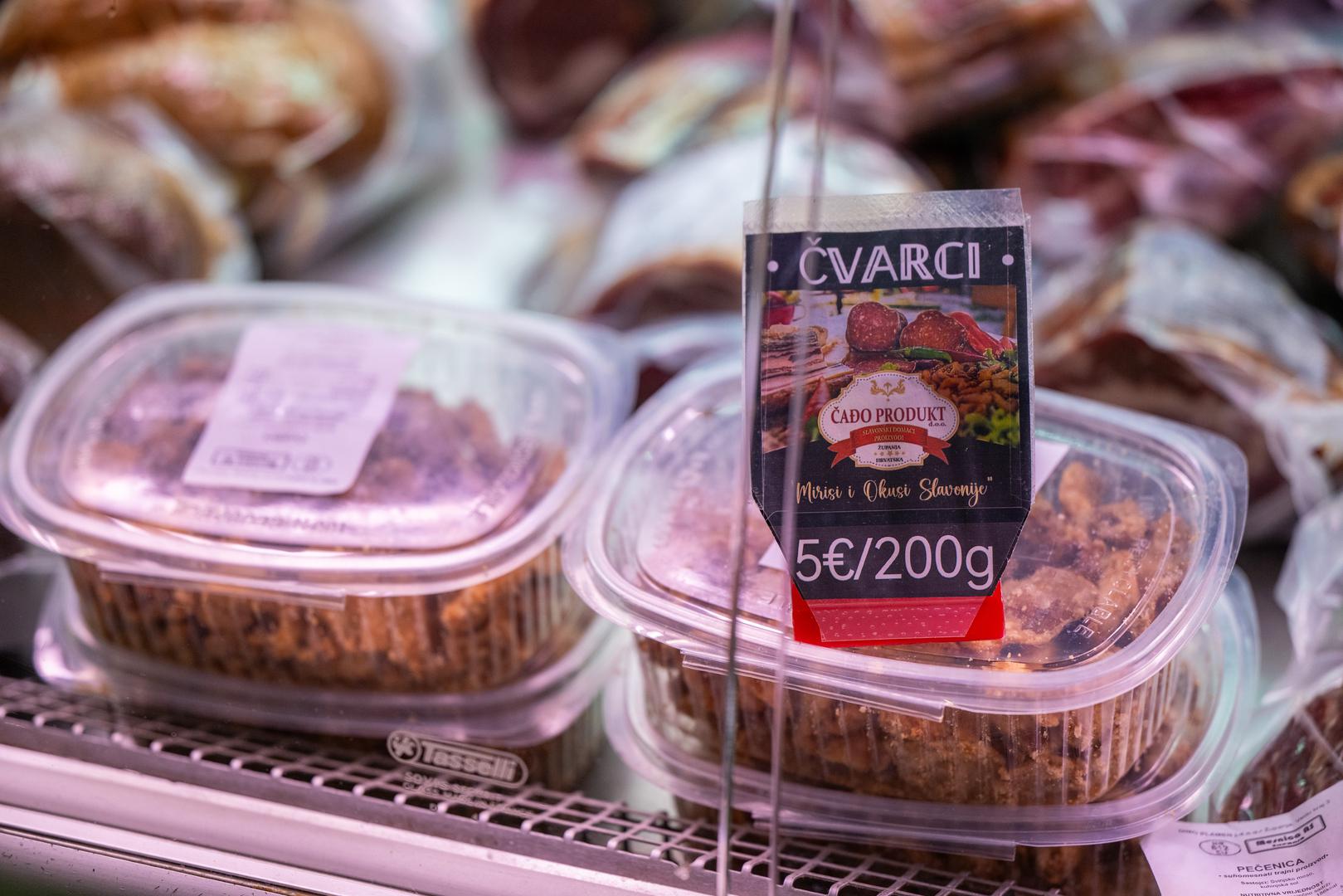 Pakirani čvarci u supermarketima stoje od 4 do 5,20 eura za 200 grama, a očekuje se i daljnji rast. Glavni uzrok zabrinutosti je afrička svinjska kuga (ASK). Kriza je u posljednjih mjesec dana eskalirala masovnom eutanazijom tisuća svinja na farmama u Slavoniji. 