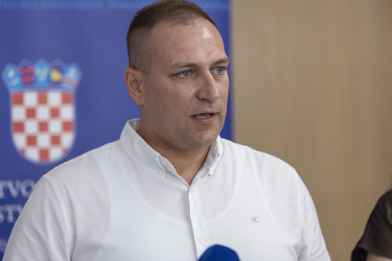 Vukovar: Izvanredna press konferencija ministra poljoprivrede Davida Vlajčića