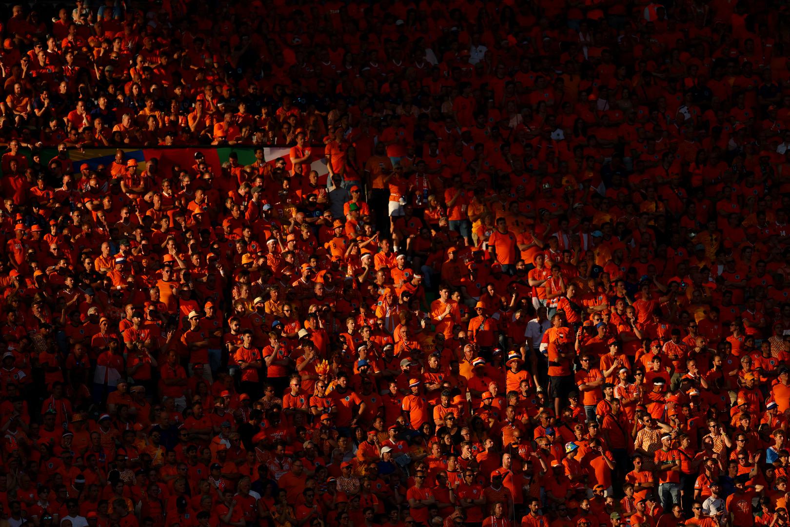 Fenomenalnu podršku imali su na utakmicama skupine i Nizozemci, njih je na tri susreta ukupno podržalo 80.000 navijača.