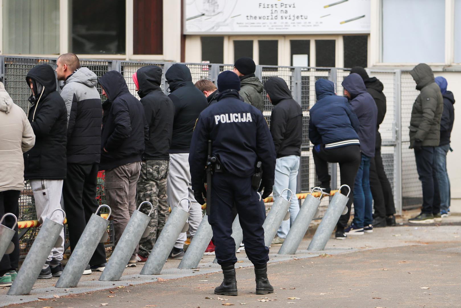Nekoliko policijskih vozila u Savskoj ulici u Zagrebu blokiralo je kombi zadarskih registracijskih oznaka