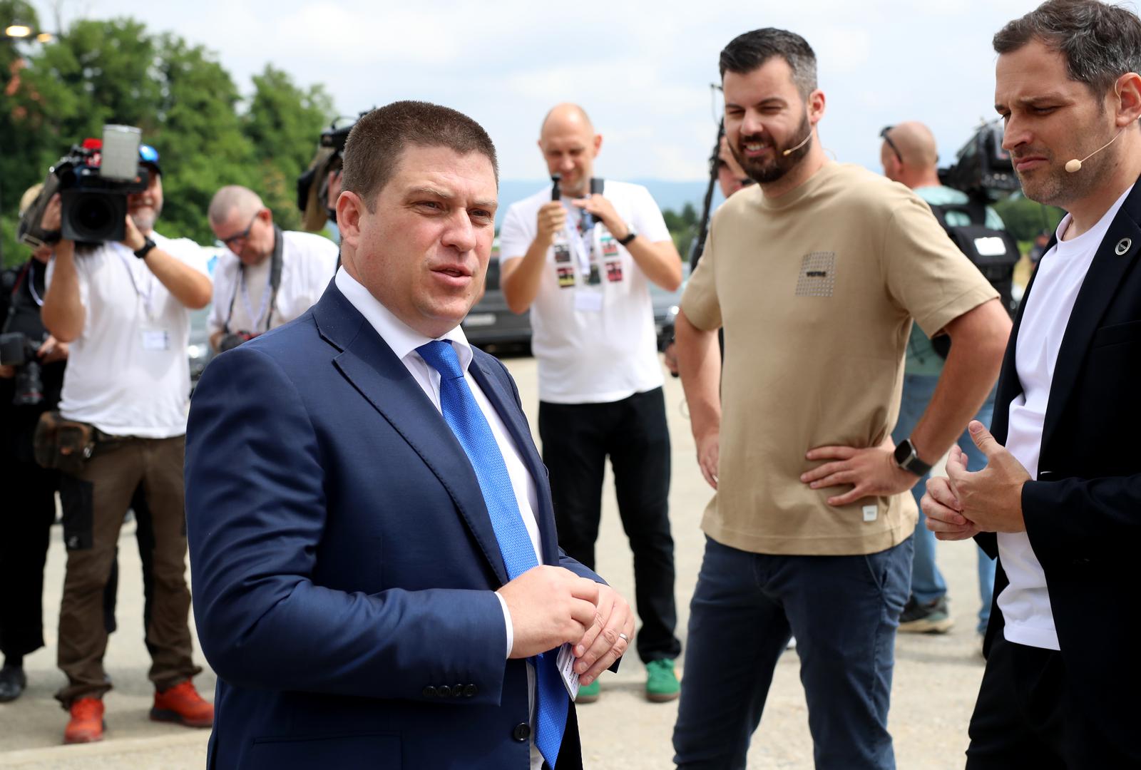 26.06.2024., Zagreb, Kerestinec - U Rimcevom kampusu u Kerestincu predstavljen je projekt robotaksija koji razvija jedna od kompanija u ekosferi Mate Rimca. Projekt robotaksija vodio se pod imenom Project 3 Mobility no ime je promijenjeno u Verne. Robotaksiji bi, prema planu, do 2025. godine trebali zapoceti s prijevozom putnika u Zagrebu. ZA ostvarenje projekta dobivena je ukupona investicija od Europske unije u iznosu od 180 milijuna eura, a za projekt robotaksija financirali su sa 100 milijuna eura i drugi investitori. Photo: Zeljko Lukunic/PIXSELL