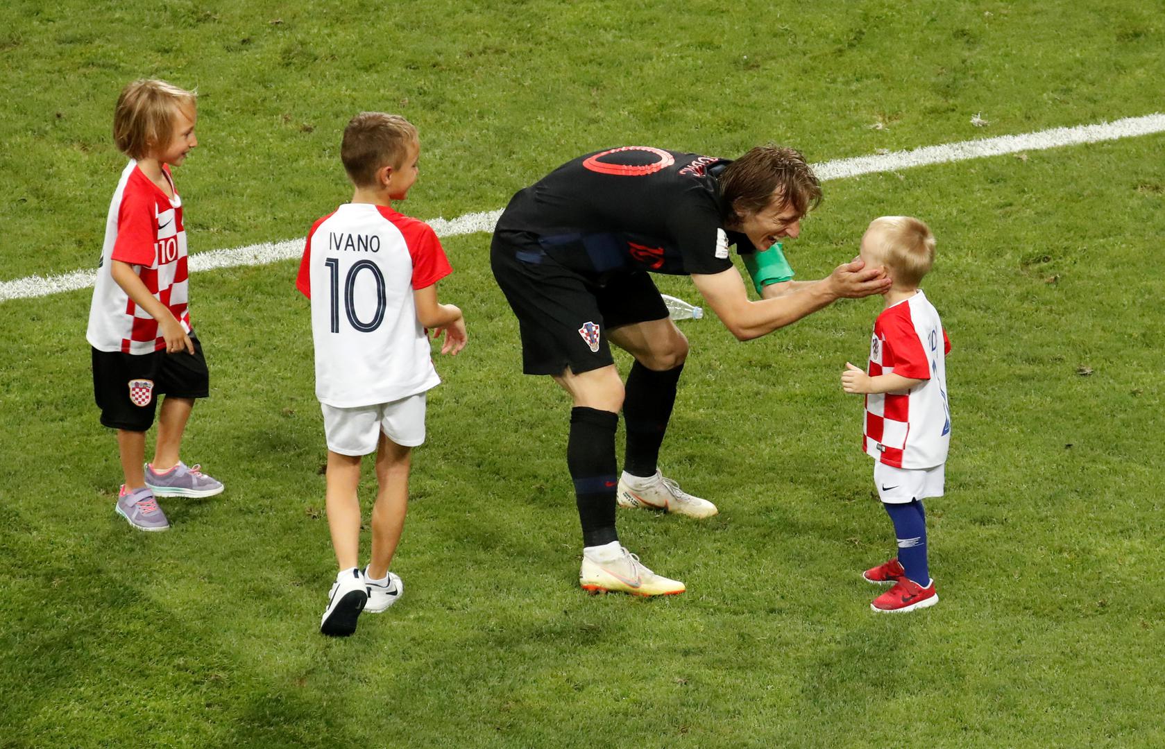A da je i brižan otac, Modrić je pokazao nakon utakmice kada je, onako umoran i izrauban, zatražio loptu kako bi se poigrao s djecom, sinom Ivanom i kćerkom Emom.